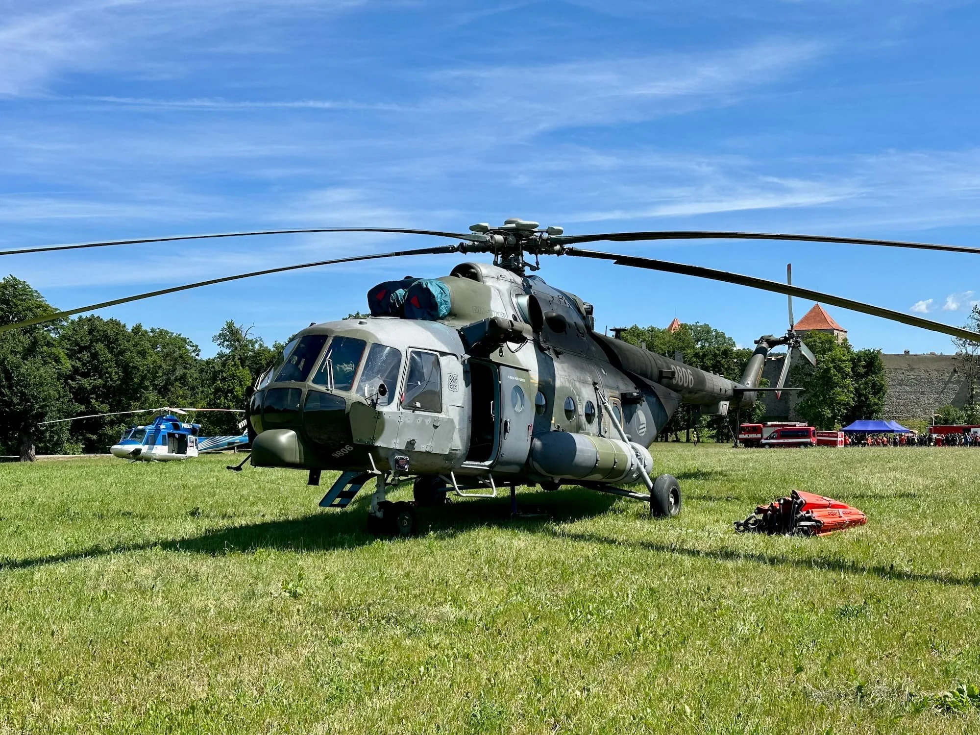 Mi171s v pozadi Bell412.jpg