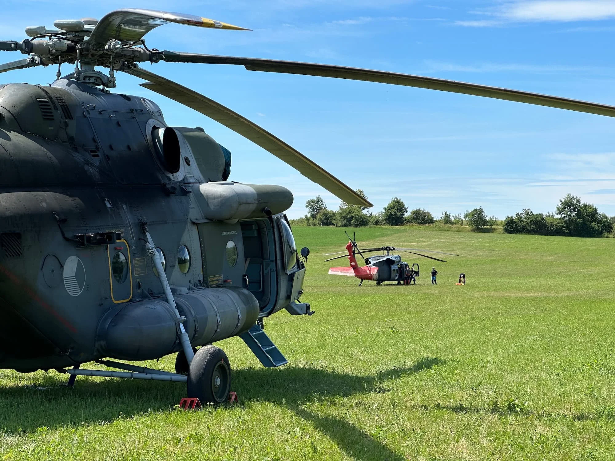 Mi171s v pozadi Blackhawk.jpg