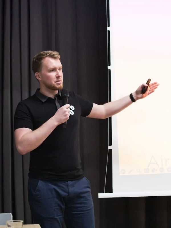 Adam Jandora při jedné ze svých leteckých přednášek.