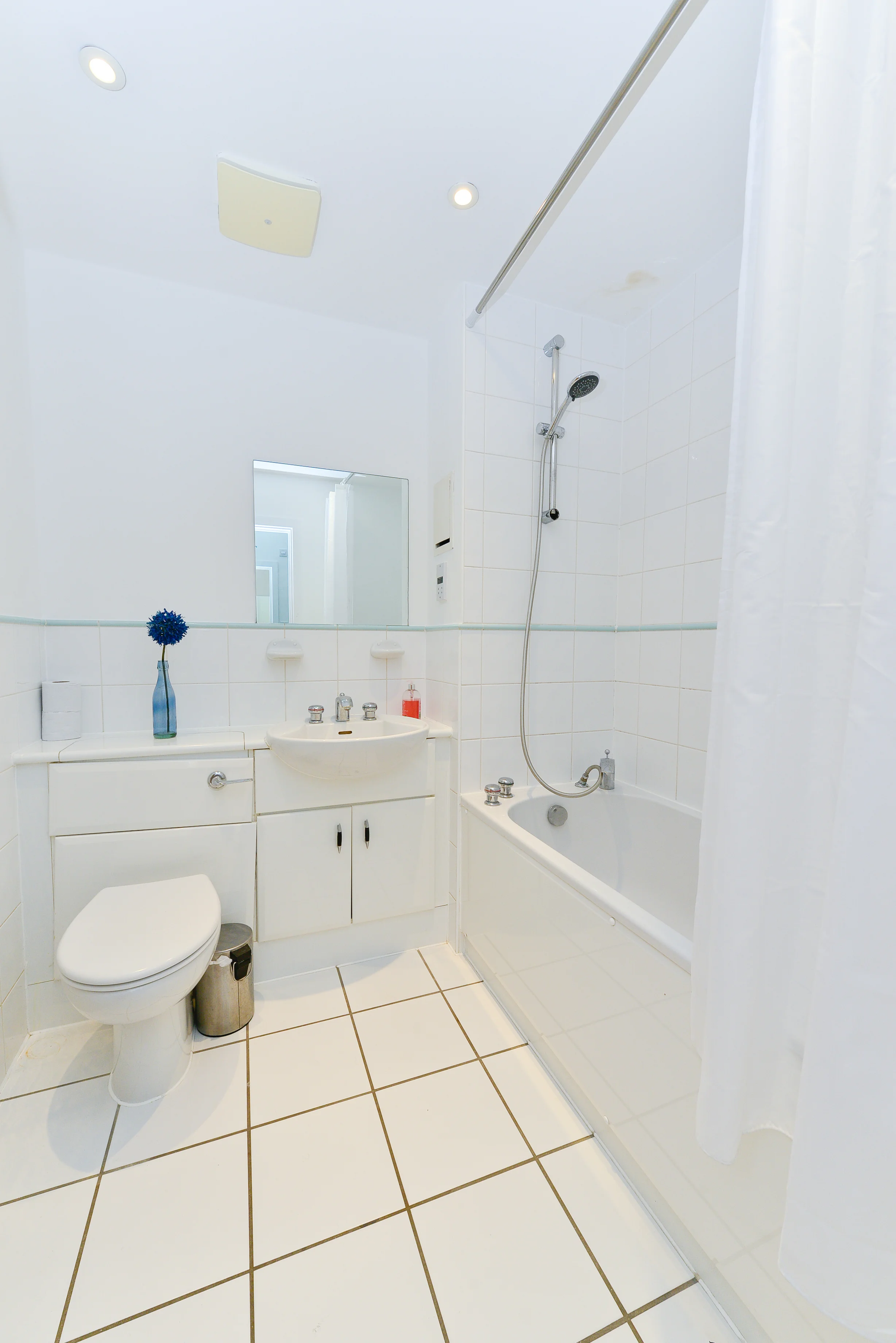 7 pinnacle room a ensuite bathroom.jpg