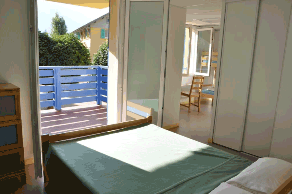 LES CHAMBRES PRIVATIVES Avec : salle de bain incluse, grand lit + lit simple ou lits superposés, à partir de 2 personnes jusqu’à 4 personnes.Priorité aux familles et aux couples. Tarif: +17% par personne par rapport aux chambres-dortoir.