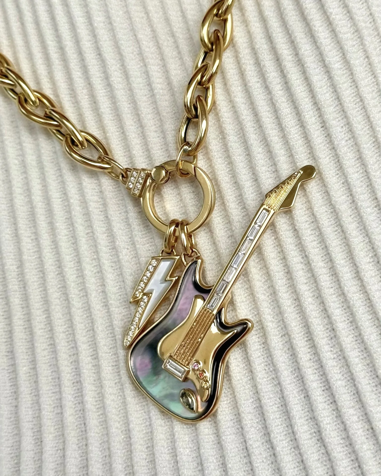 Facetune_19-09-2025-15-32-43 copy.jpg