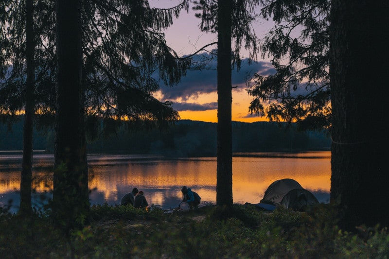 With 4 person tents covered, let’s move on to smaller options. Here’s a great choice for the best 3 person tent and 2 further choices for the best two person tent.
