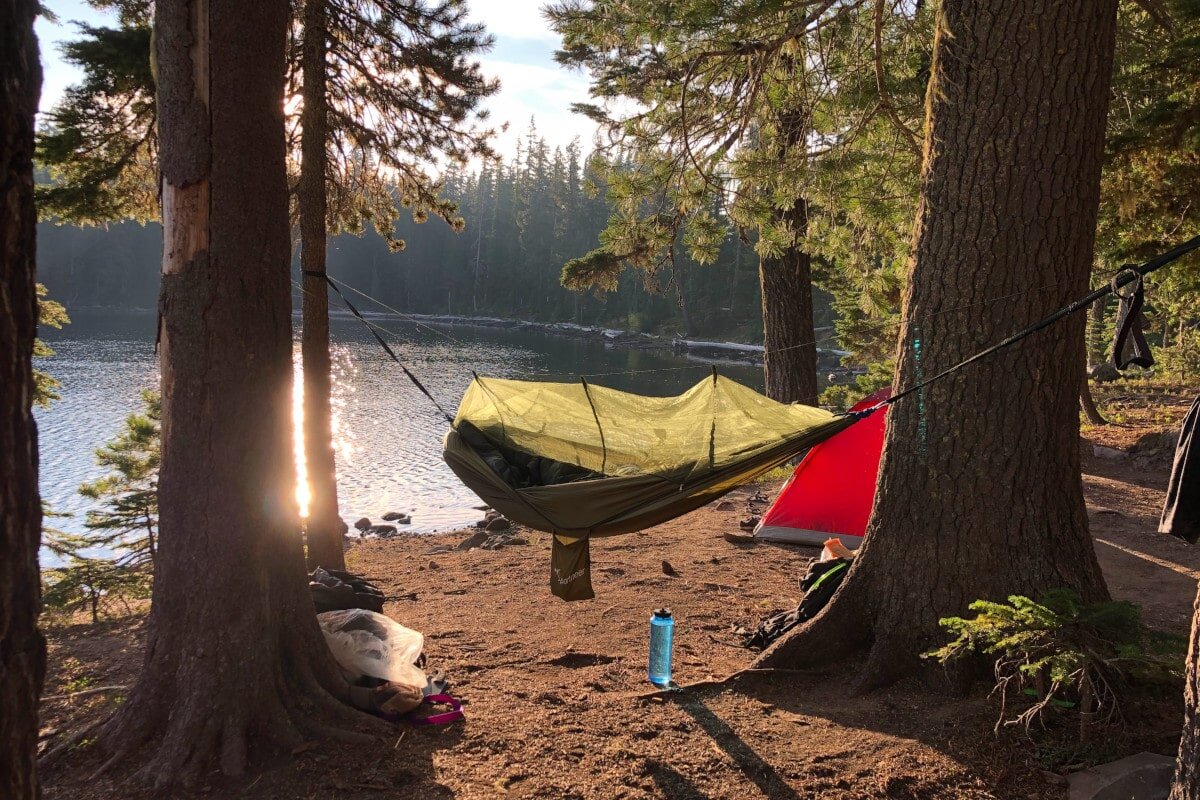 With the reviews behind us, let’s turn to the key factors to keep in mind for choosing the best quilt for hammock camping possible.