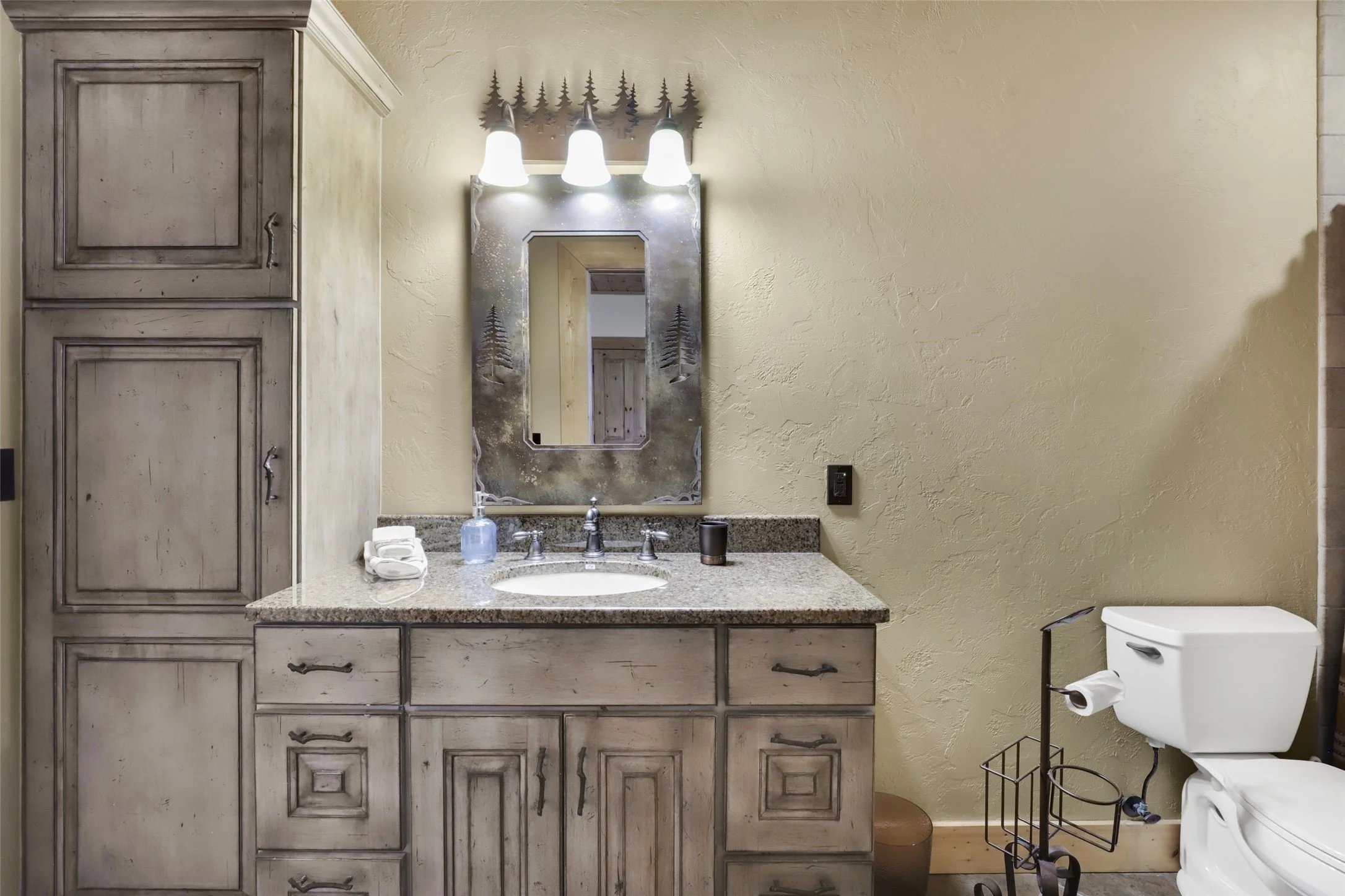 Belt - Bathroom 1.jpg