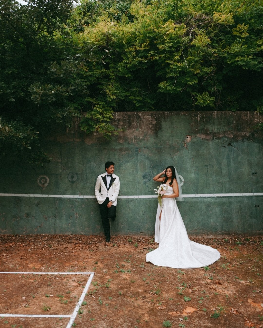 Sharon &amp; George classy day 🤌
Venue: @quinta_de_sao_thiago 
WP: @fashionmomentseventos @joana.frade.weddingplanner 
Photo: @rosadoshootstories 
Cc: @oyestudio.co 
AV&rsquo;s : @djdess_ 
Catering : @foradecasa.catering 
Bride : @bridalreflectionsn