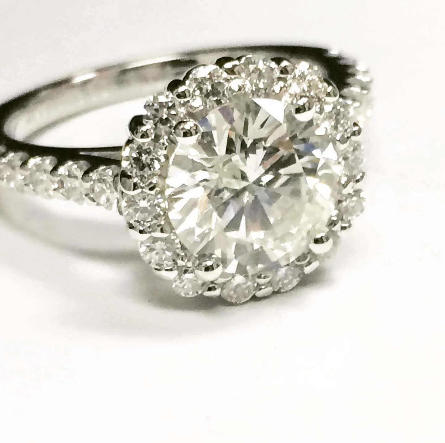 Tag a friend who loves the halo style! ❤️
.
.
.
.
.
.

#jewelry #style #diamonds #weddingbands #anniversarybands #anniversarygifts #gold #platinum #giftideas #bridal #beautiful #picoftheday #photooftheday #fashion #swag #handmadejewelry #fashionjewel