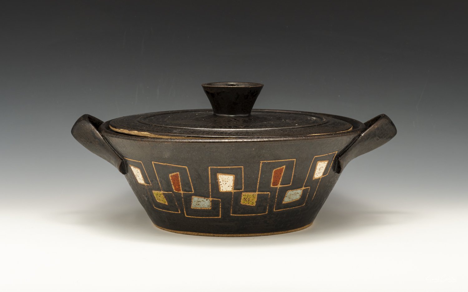 Casserole dish with lid.