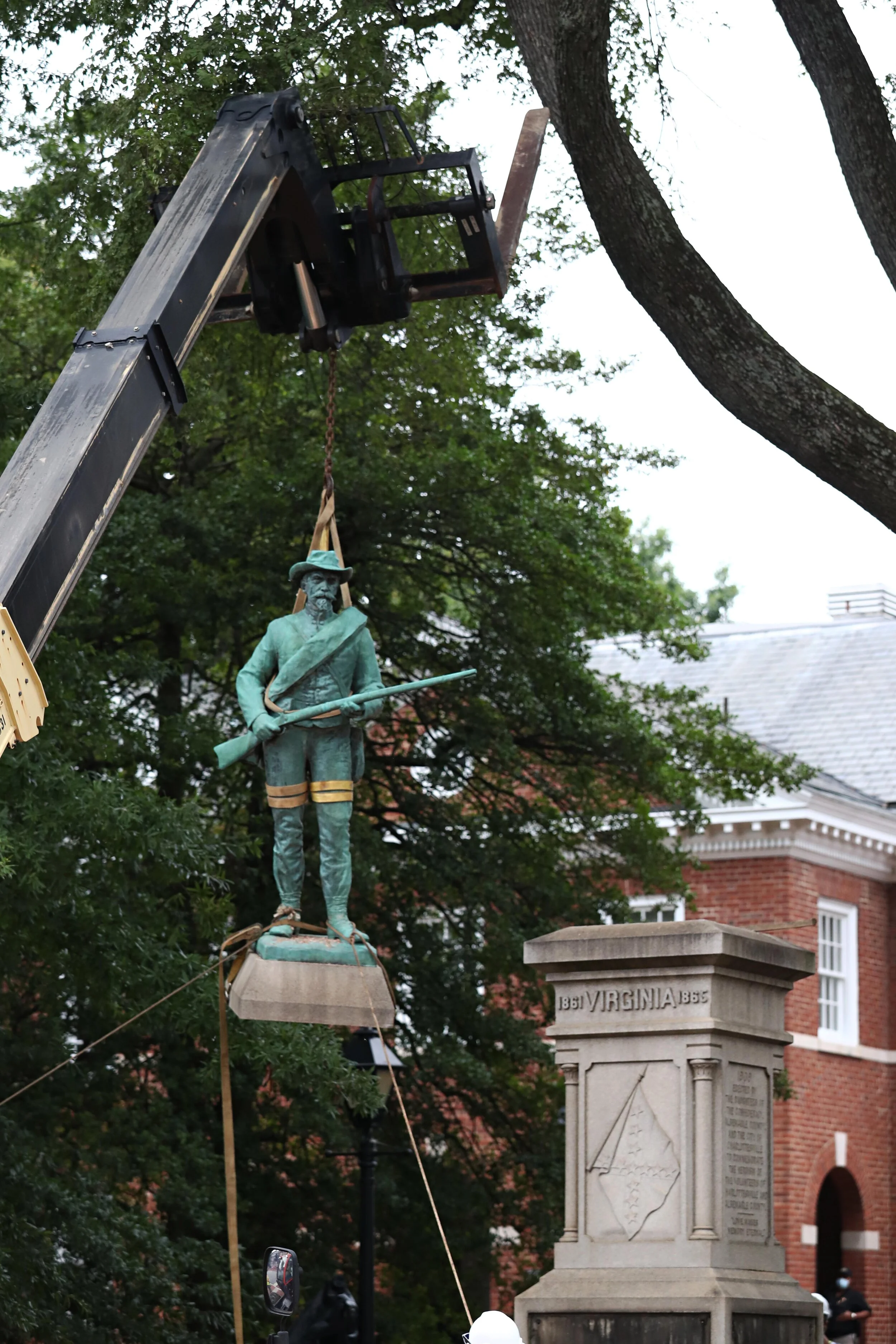 202009012_cdp_news_ statue removal041.JPG