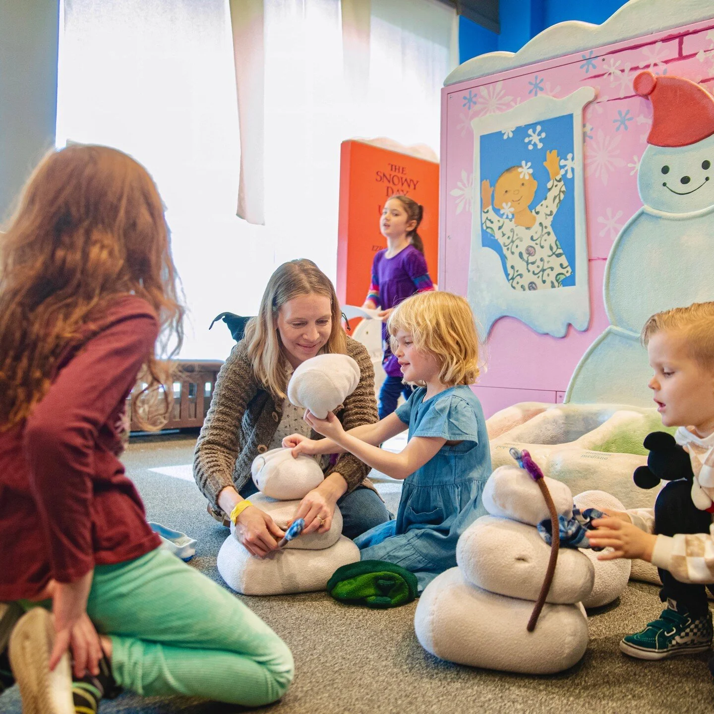 ☃️ Build a snowman! 🌨️ Take a walk in Peter's snowy steps!

In #Storyland: A Trip Through Childhood Favorites&trade;, littles can step into the winter wonderland of The Snowy Day by Ezra Jack Keats. As you explore Peter's neighborhood after a fresh 