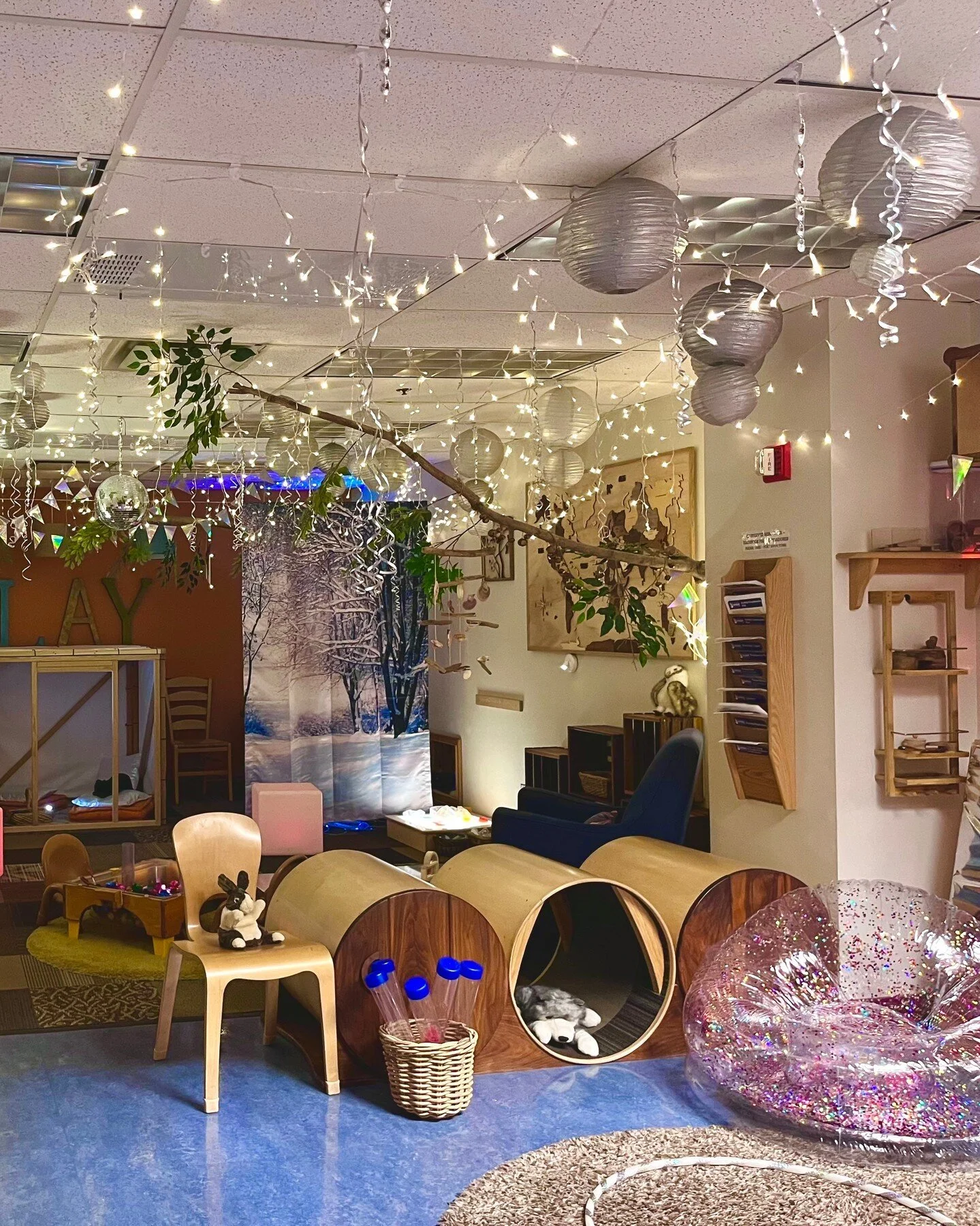 Everything has a shadow! Explore movement, space, and light. 💡🪩 Discover how different objects interact with light and cast shadows and colors in surprising ways! Now through March 22, discover lights and shadows with Pritzker Playspace's new theme