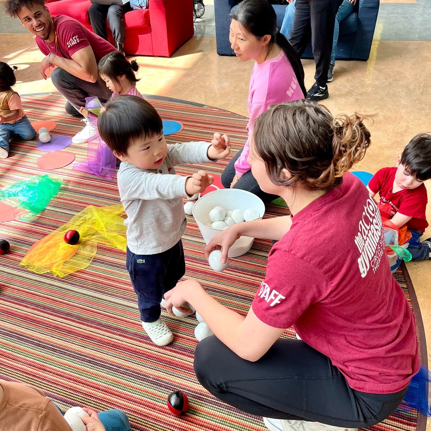 It's been almost a week since we wrapped up Spring Break Play Days and we can't believe it! Chicago Children's Museum welcomed more than 25,000 visitors, including guests from 🗺️ 40 states and 10 different countries outside of the U.S.! More than 2,