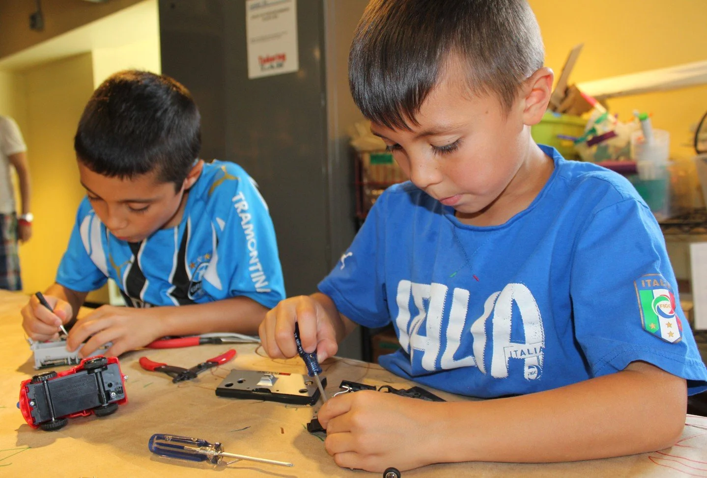 Have you ever wanted to take apart an old toy and see what&rsquo;s inside. Now you can during our special tech take apart workshop on Feb. 6 and Feb. 21 in the ⚙️Tinkering Lab. 

Keep an eye on our programming calendar for more workshops like this in