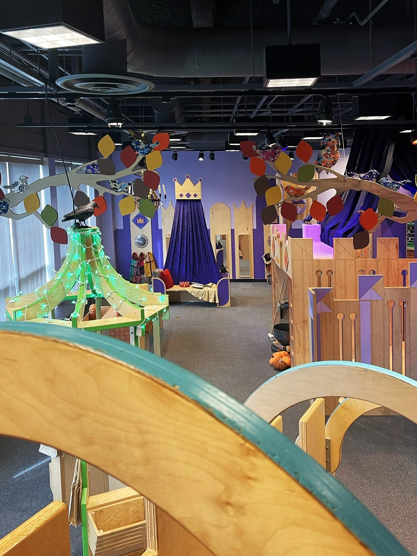 Fall has arrived! 🍂
The weather is getting cooler, the leaves are changing colors, and our Castle🏰 exhibit is looking a little different. Much like the changes outside, Castle has moved into autumn with yellow and orange leaves, gourds, and even a 