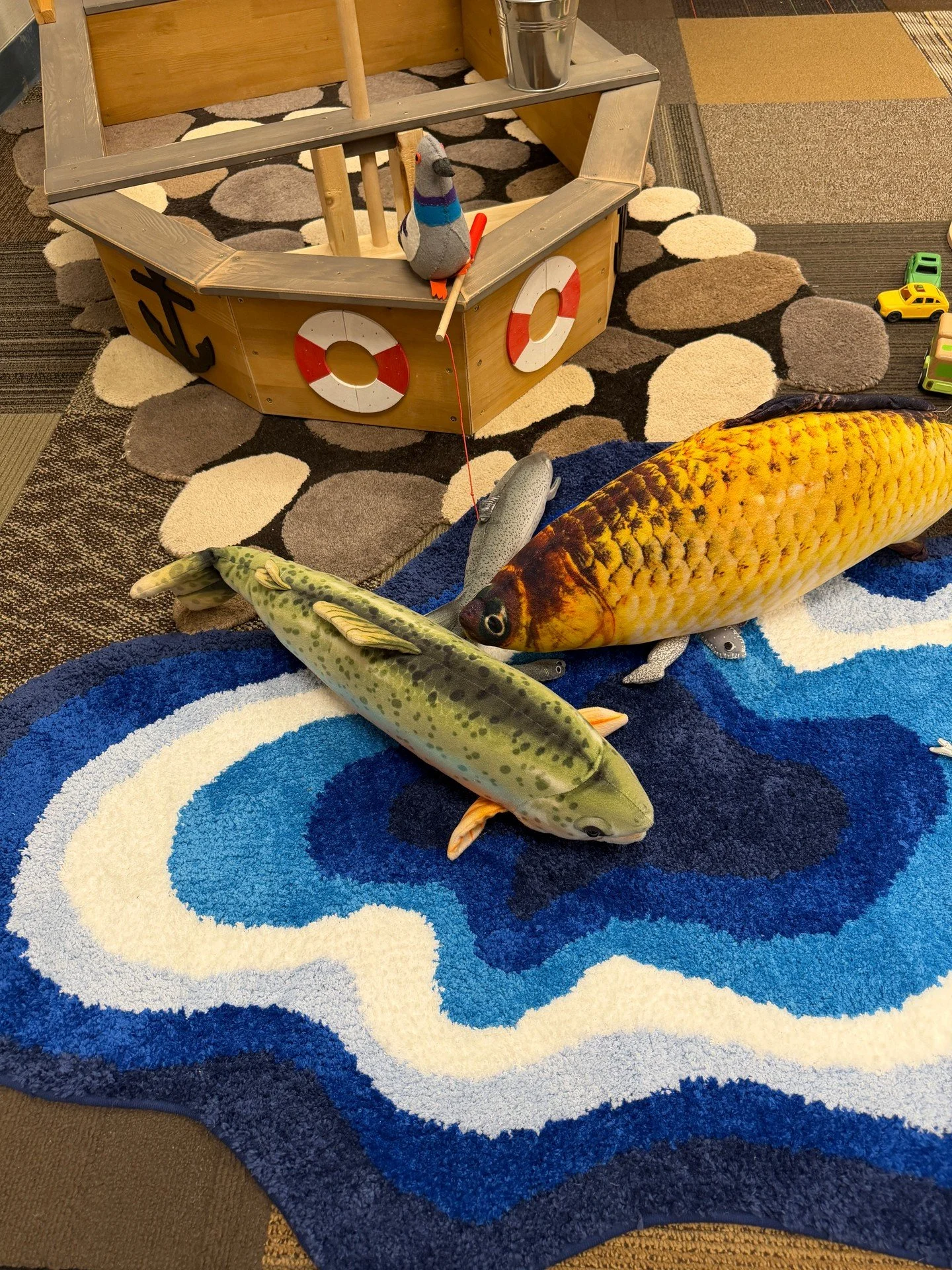 Looks like Earl wanted to stop by Pritzker Playspace to hop on a boat🛥️ and go fishing🎣. What do you think he caught?

Stop by to explore our program, Going Places: Paths, Routes &amp; Journeys🧳 which invites children and caregivers to explore mov