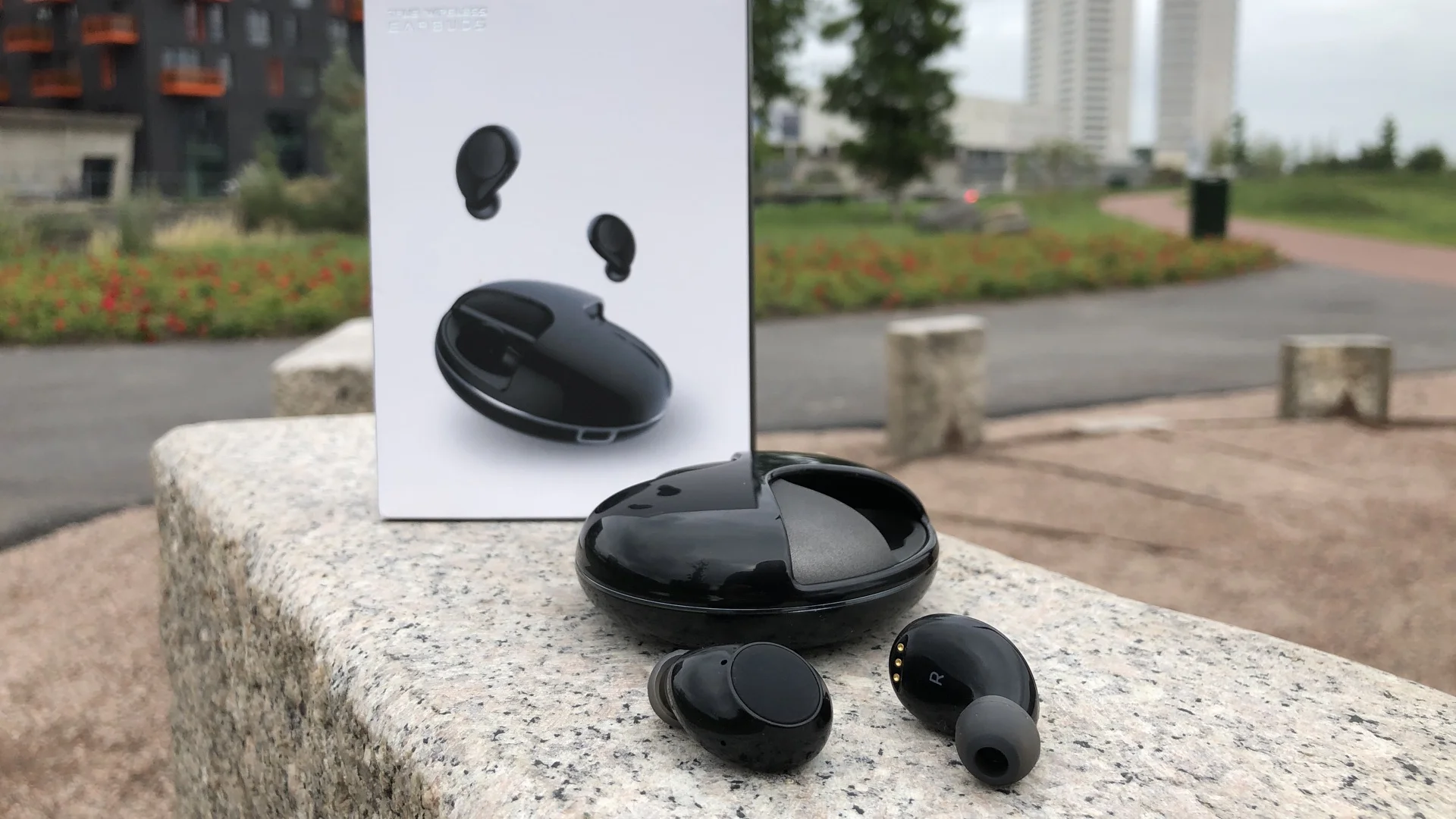 Anbes 359 review UFO shape wireless earphone.jpg