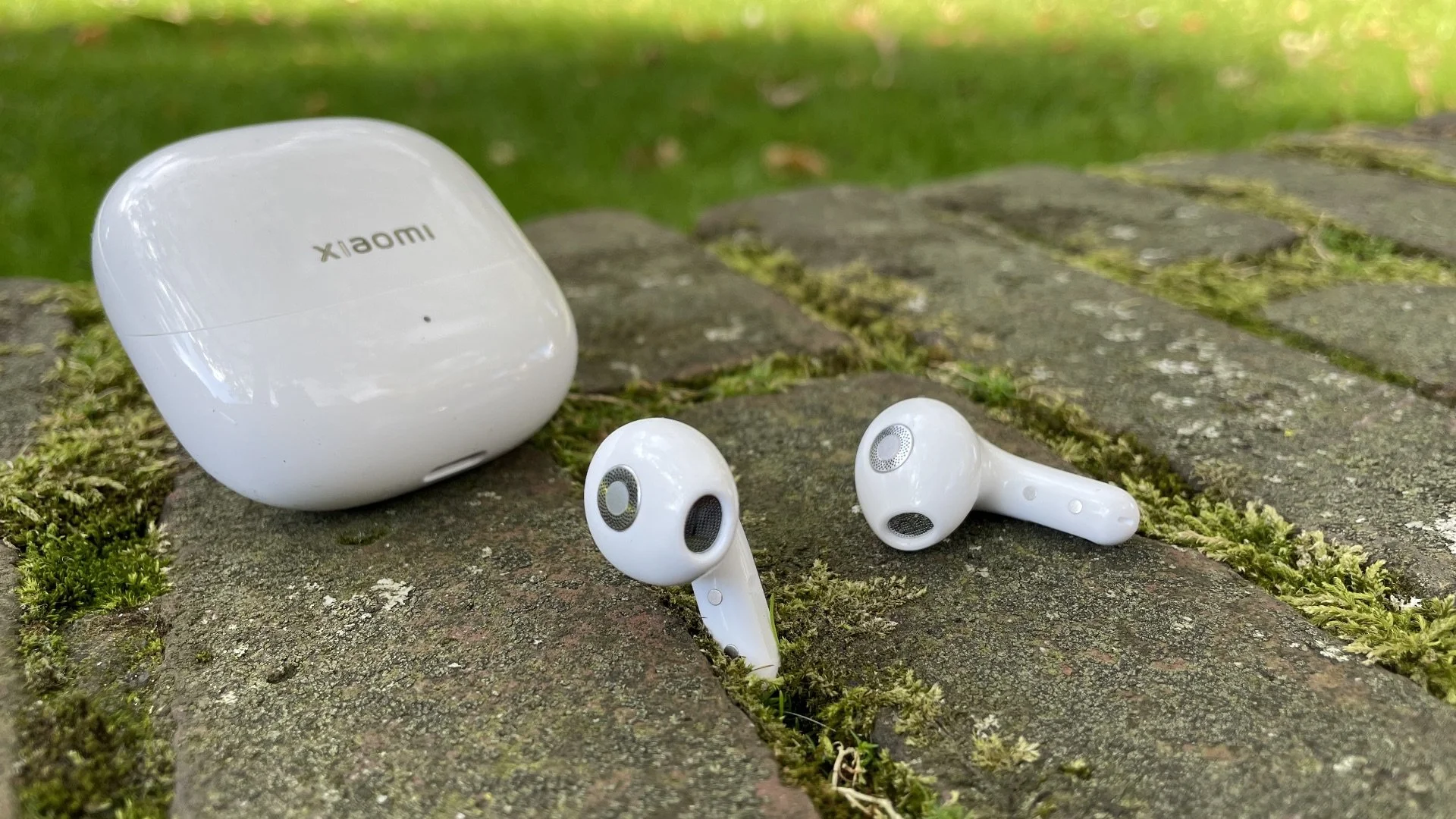 Apple AirPods 4 vs Xiaomi Buds 5