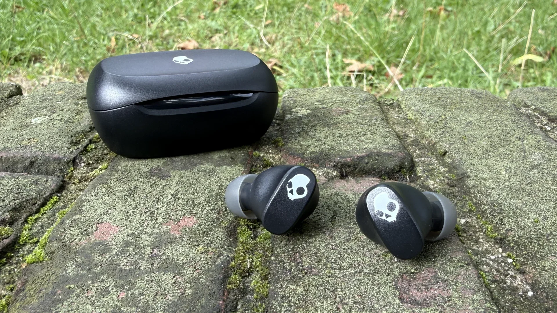 Skullcandy Smokin Buds 360 review vs Redmi Buds 6 Play.webp