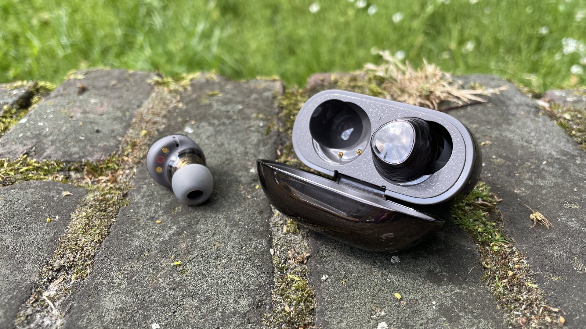 SoundPEATS Engine 4: Sumérgete en un Sonido Inalámbrico de Alta Calidad a un Precio Increíble 7 SoundPEATS Engine 4 tiene un diseño único