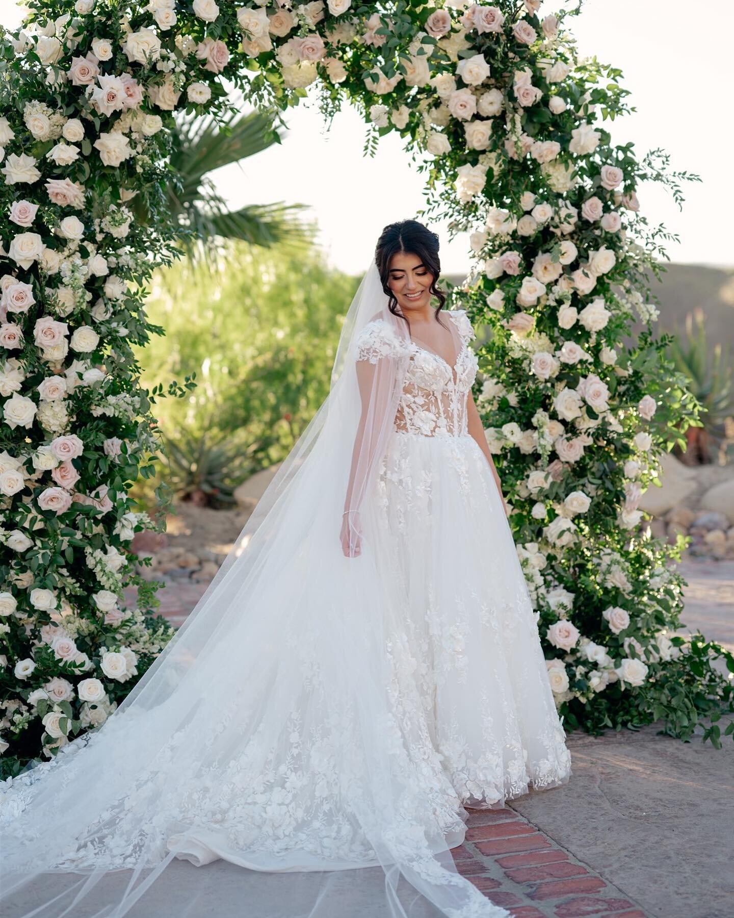 Skyler 🤍 We love this gorgeous bride! 

📸 @christineskariphotography 
Planning/design @bridesbestie 
Venue @hummingbirdnestevents 
Cinema @emmalynncinema 
Florals @flowerallie 
HMU @devynne_mua @jaykaybraids
Dress @pninatornai 

.
.
#bridesbestie #