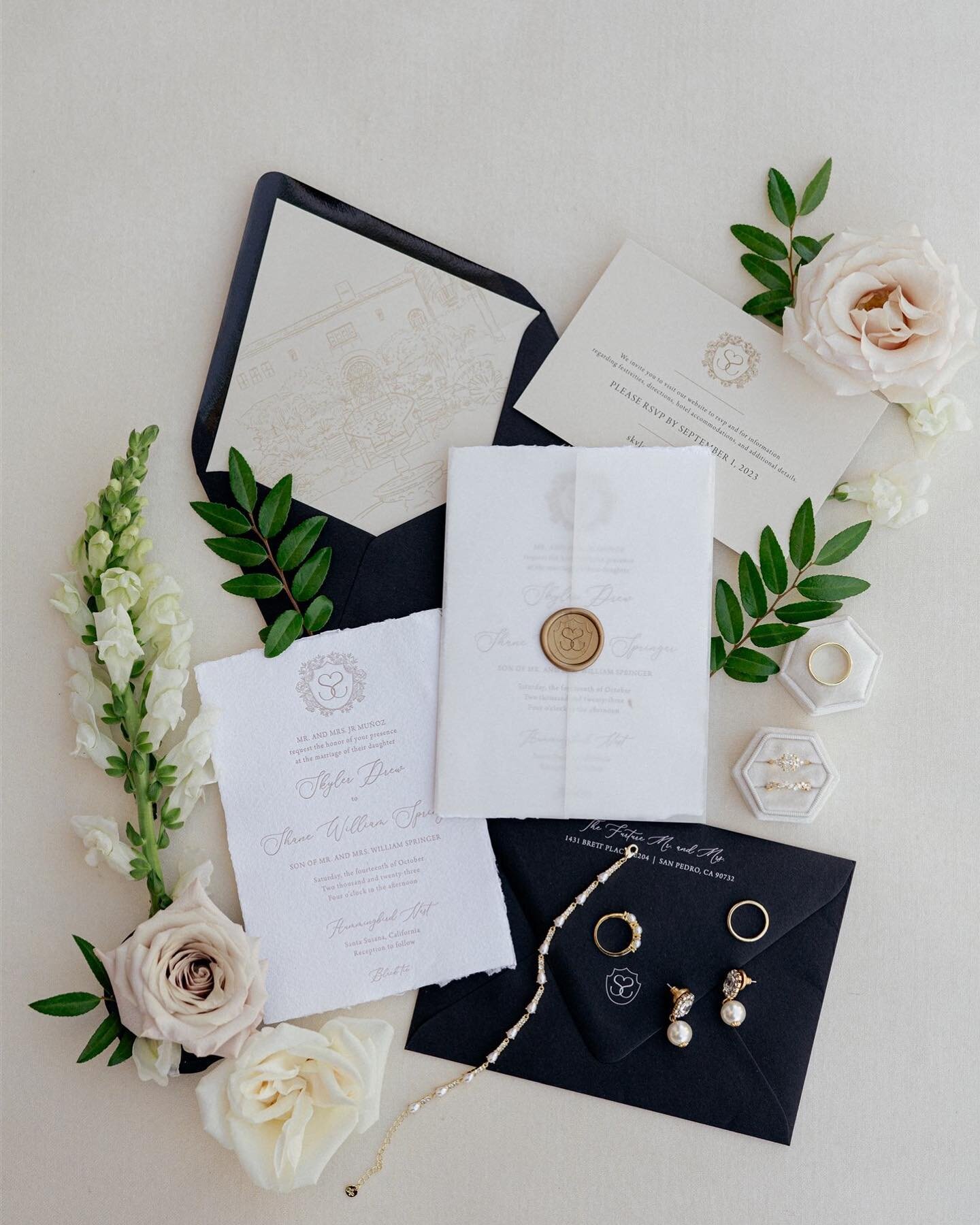 A beautifully styled invitation suite always holds the key to our hearts! #papergoods #weddinginvitations #weddingstationery 

📸 @christineskariphotography