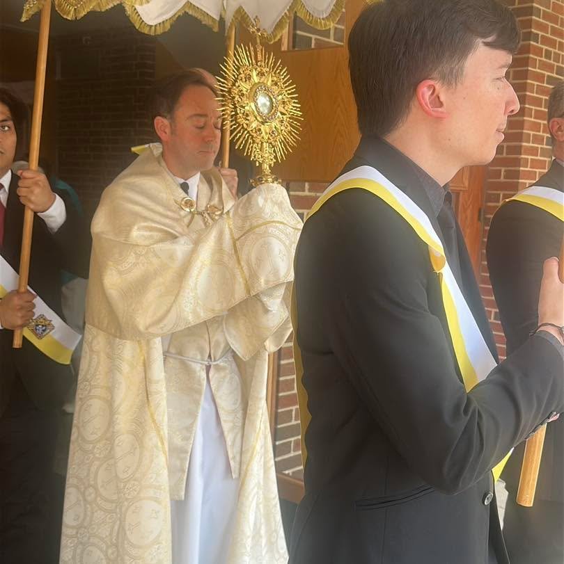 A few pictures of our Corpus Christi Procession from yesterday evening in honor of our Eucharistic King. 

#rowancatholic #rowanuniversity #catholicampusministry #stbridgetuniversityparish  #copruschristi #procession