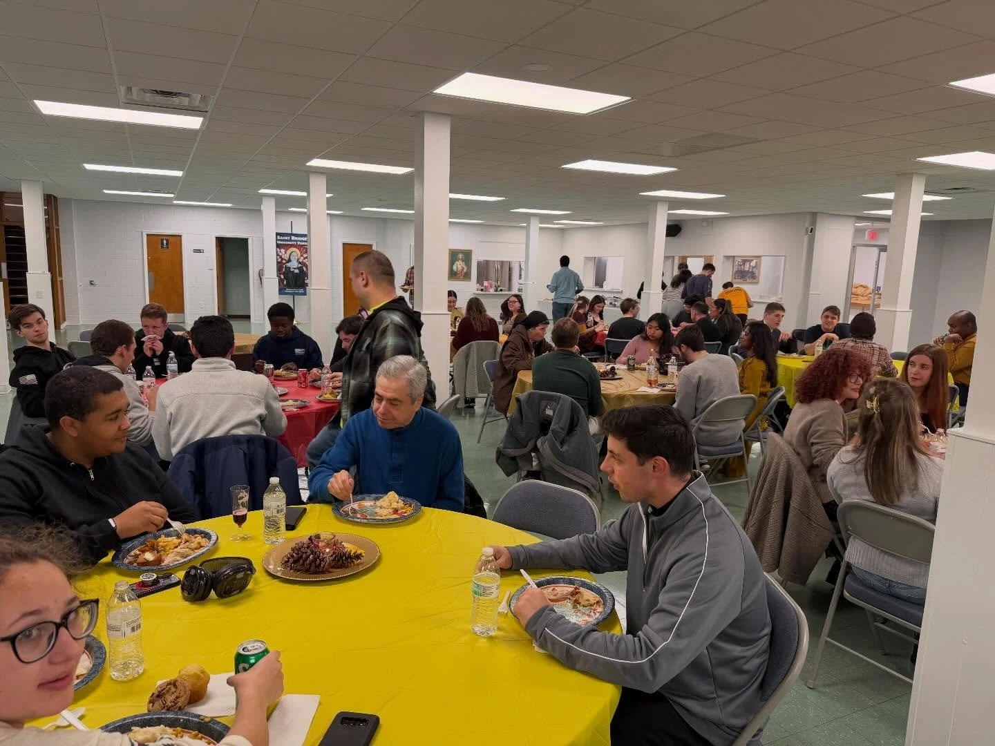We had a beautiful &amp; delicious Friendsgiving followed by a praise &amp; worship Holy Hour! Eucharist means &ldquo;Thanksgiving&rdquo; so it was only fitting to end the night with our Eucharistic Lord! 🙏🏻🤎 🍽️ 🦃 

#rowancatholic #rowanuniversi