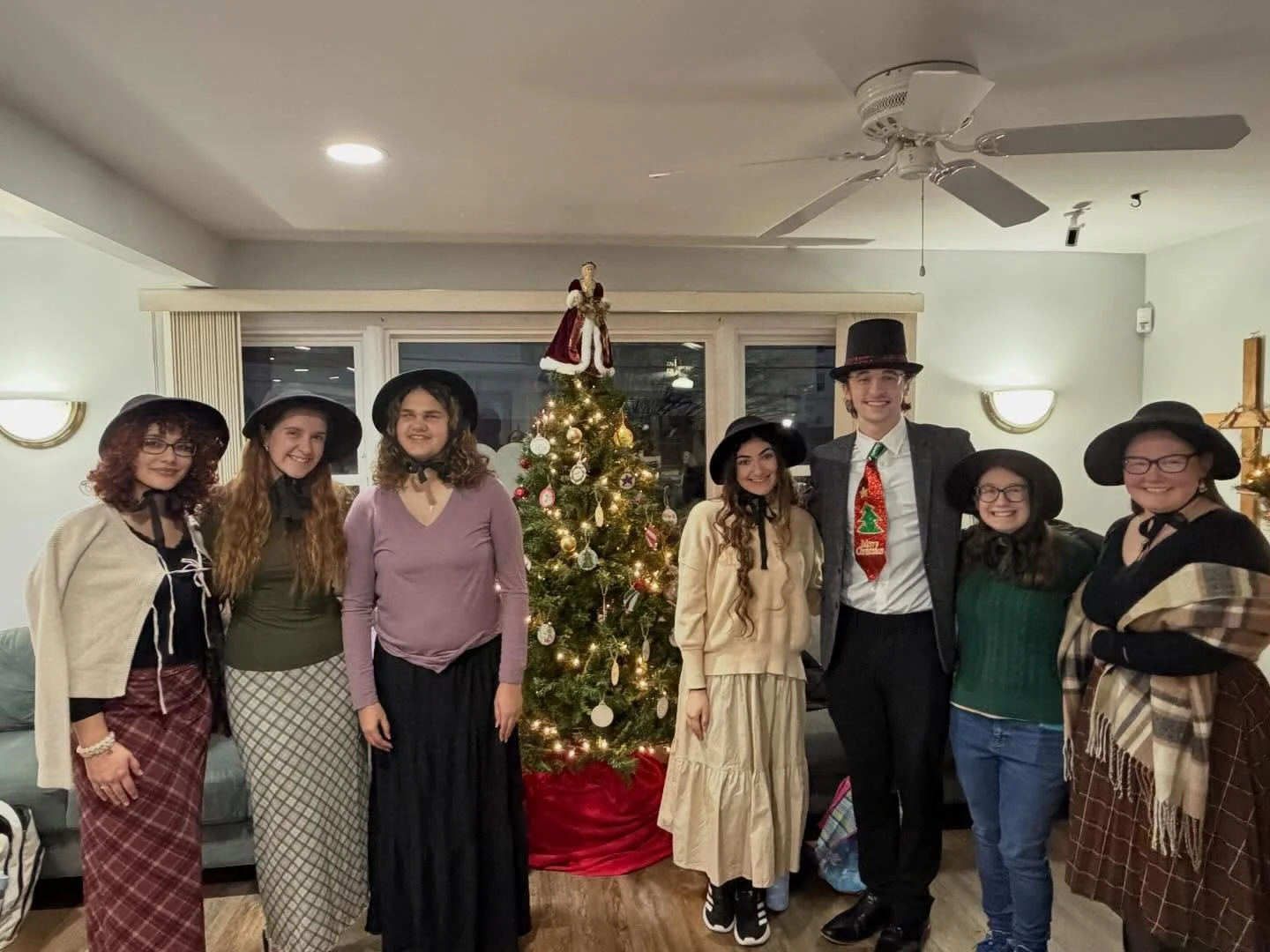 Our students from the St. Cecilia Student Music Ministry sang Christmas carols at the Summit Place Assisted Living tonight. They were dressed Victorian style and sang beautiful carols for the residents! 🎶 💚❤️🎄

#stbridgetuniversityparish #newman #