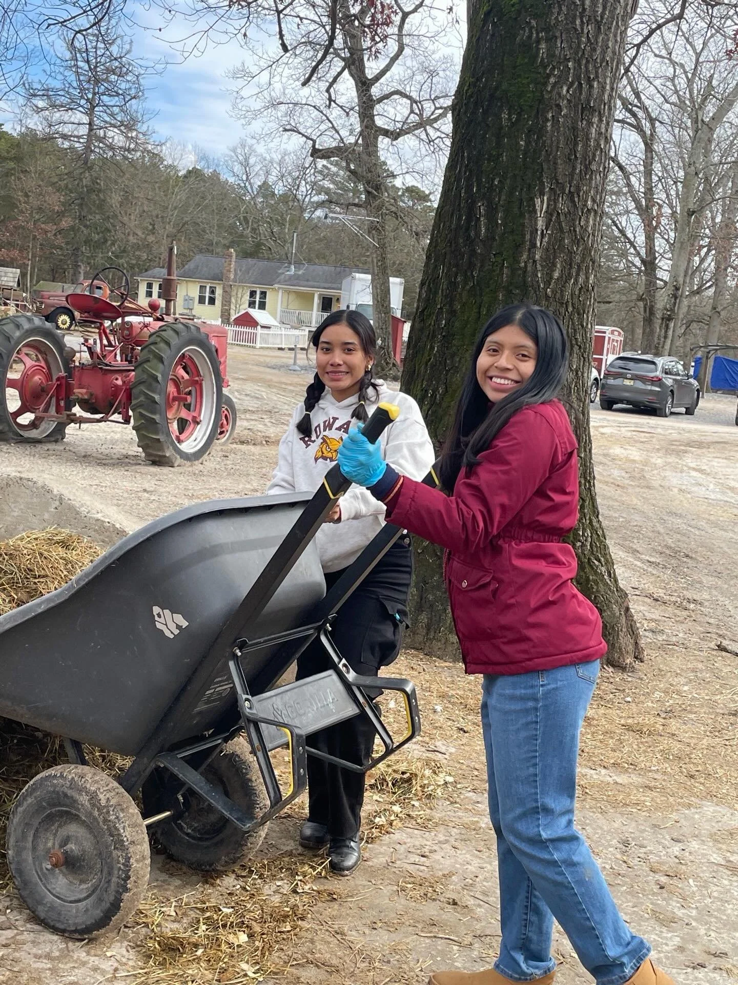 Rowan Catholic/OCIA students helping out at @funnyfarmrescue today! 🐄🐖🐐🪿🐴

#rowancatholic #rowanuniversity #catholicampusministry #stbridgetuniversityparish  #service