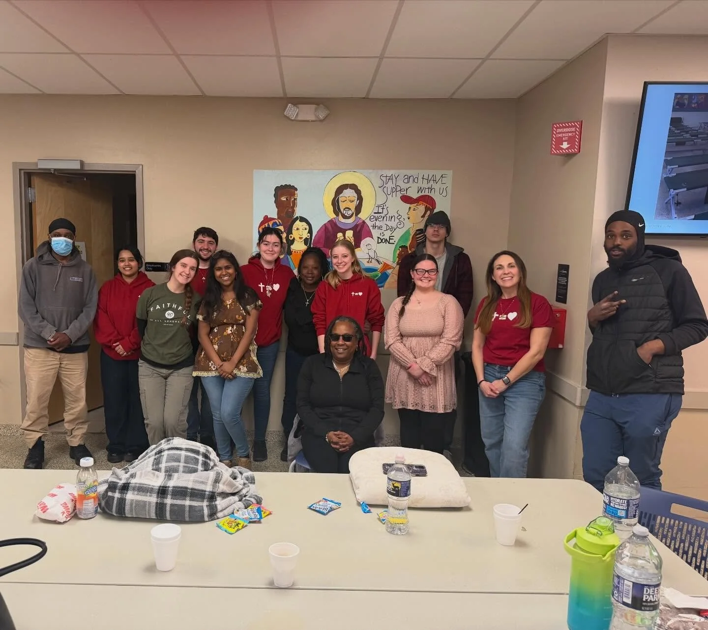 We had a beautiful night of serving at Joseph&rsquo;s House in Camden. ✝️🟰🤍

#rowancatholic #rowanuniversity #catholicampusministry #stbridgetuniversityparish  #hishandshisfeethisheart