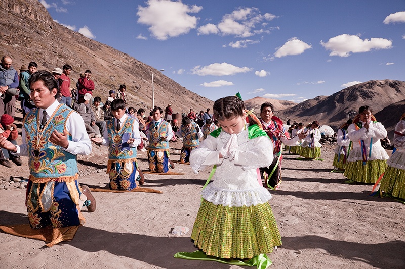  Praying to the Lord of Qoyllorritty, Quispicanchi, Cusco 2009 