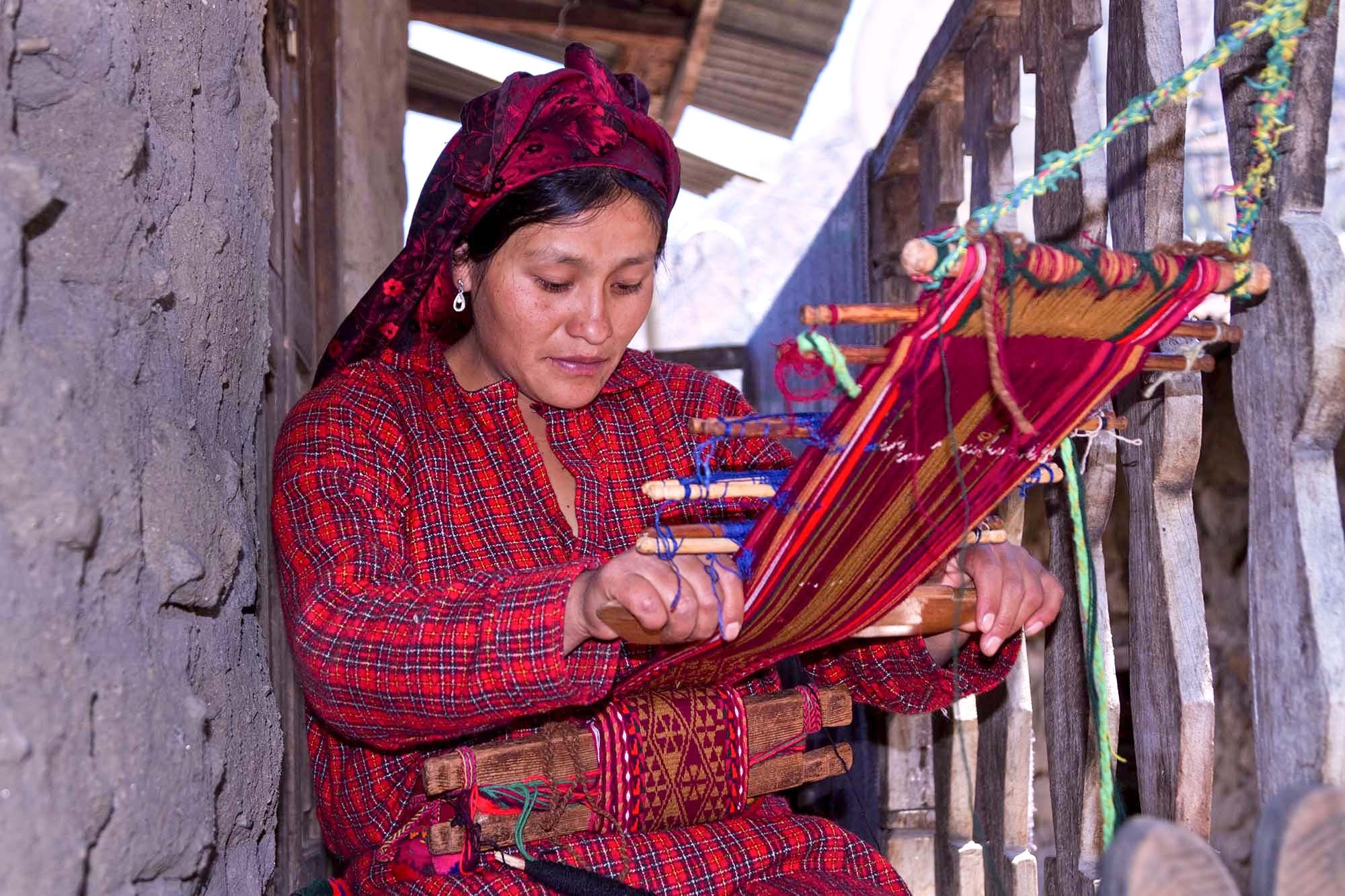  Sonia weaving a belt  wak'a  