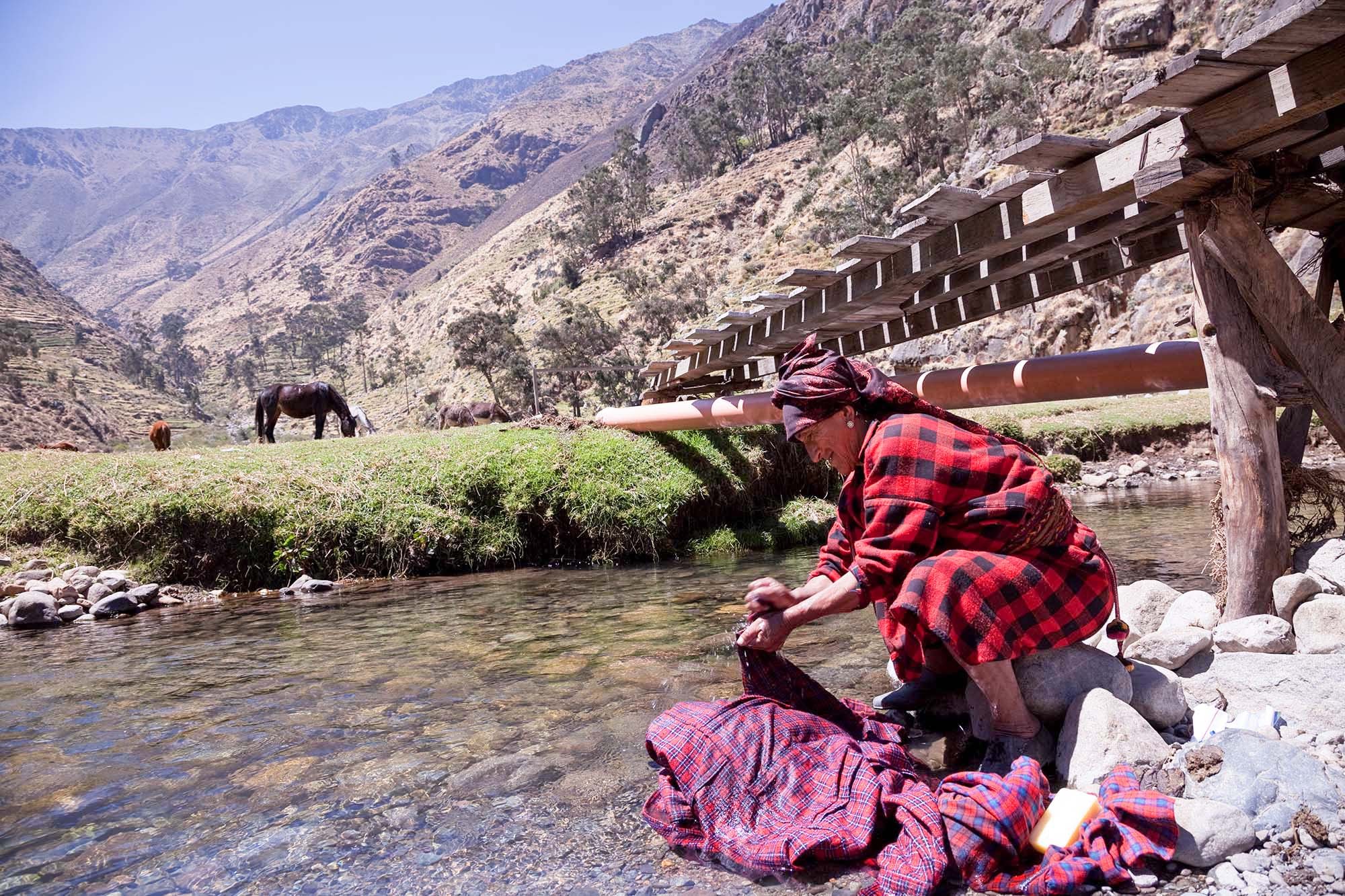  Washing clothes in Cuchapaya. 