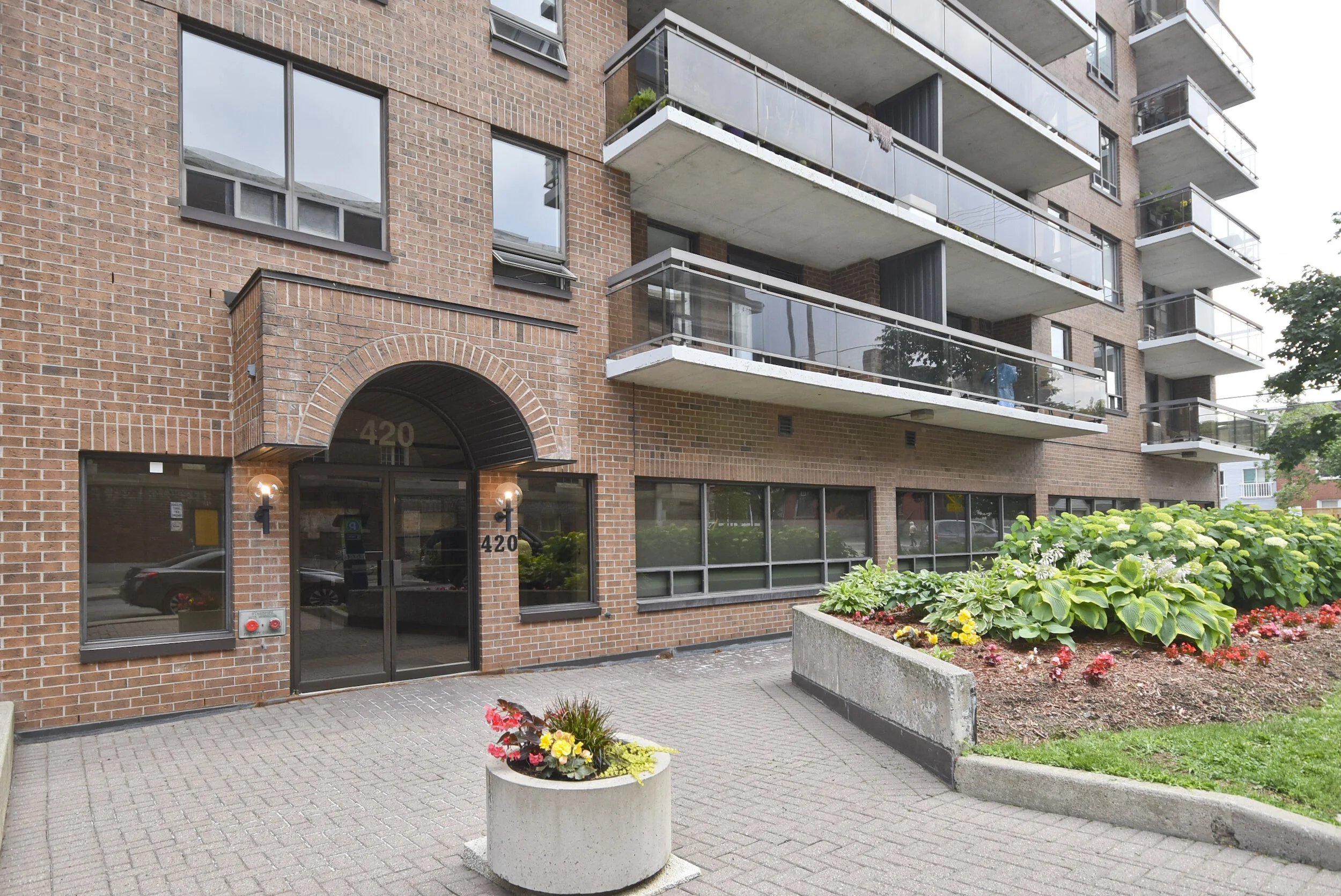 503-420 Lewis - Grant Team - 02.jpg