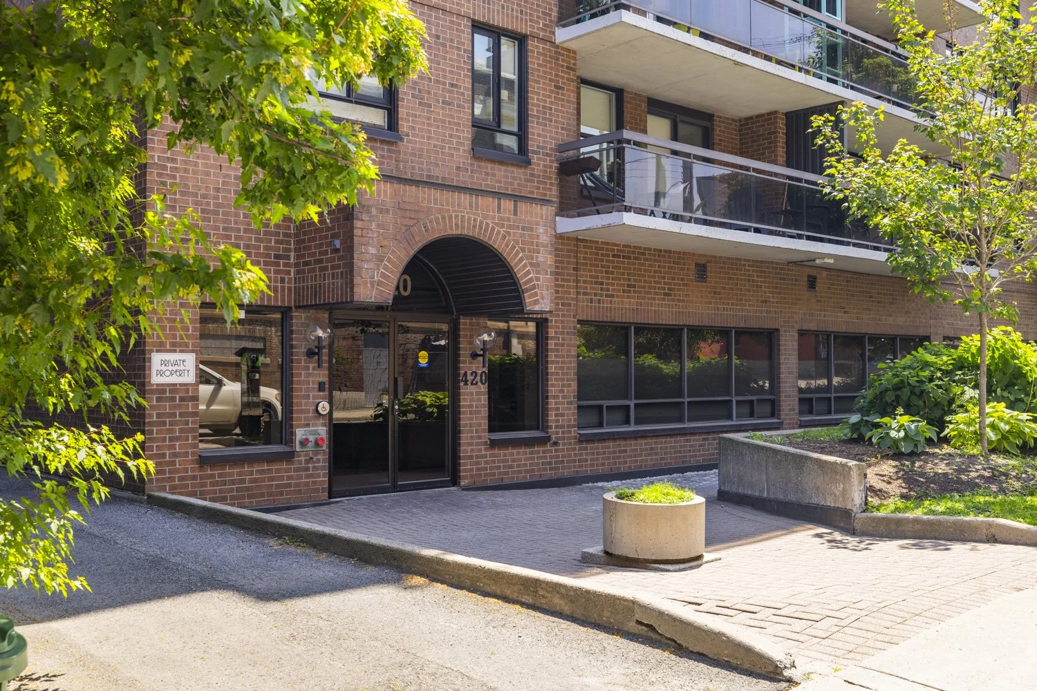 503-420 Lewis - Grant Real Estate - 02.jpg