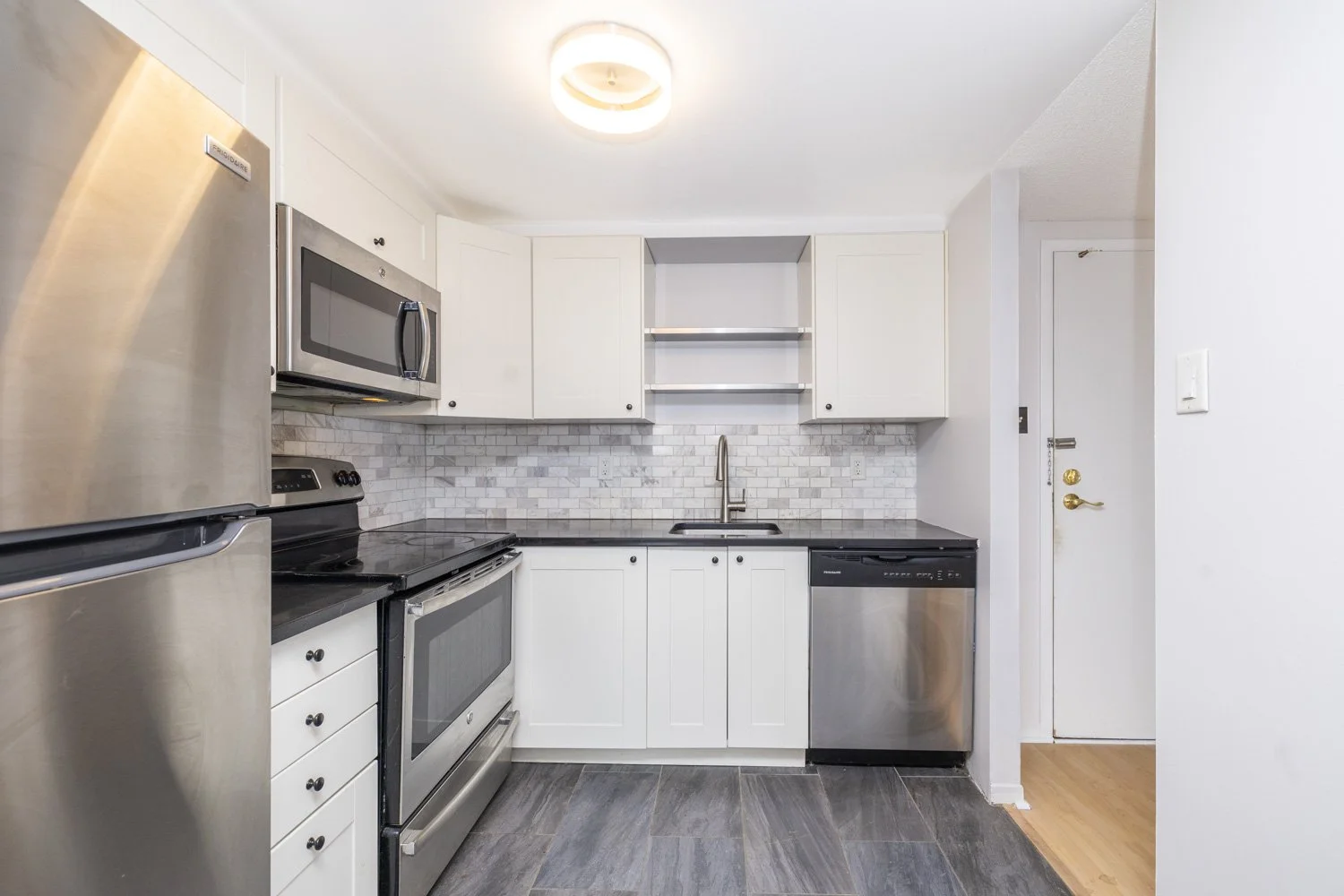 503-420 Lewis - Grant Real Estate - 05.jpg