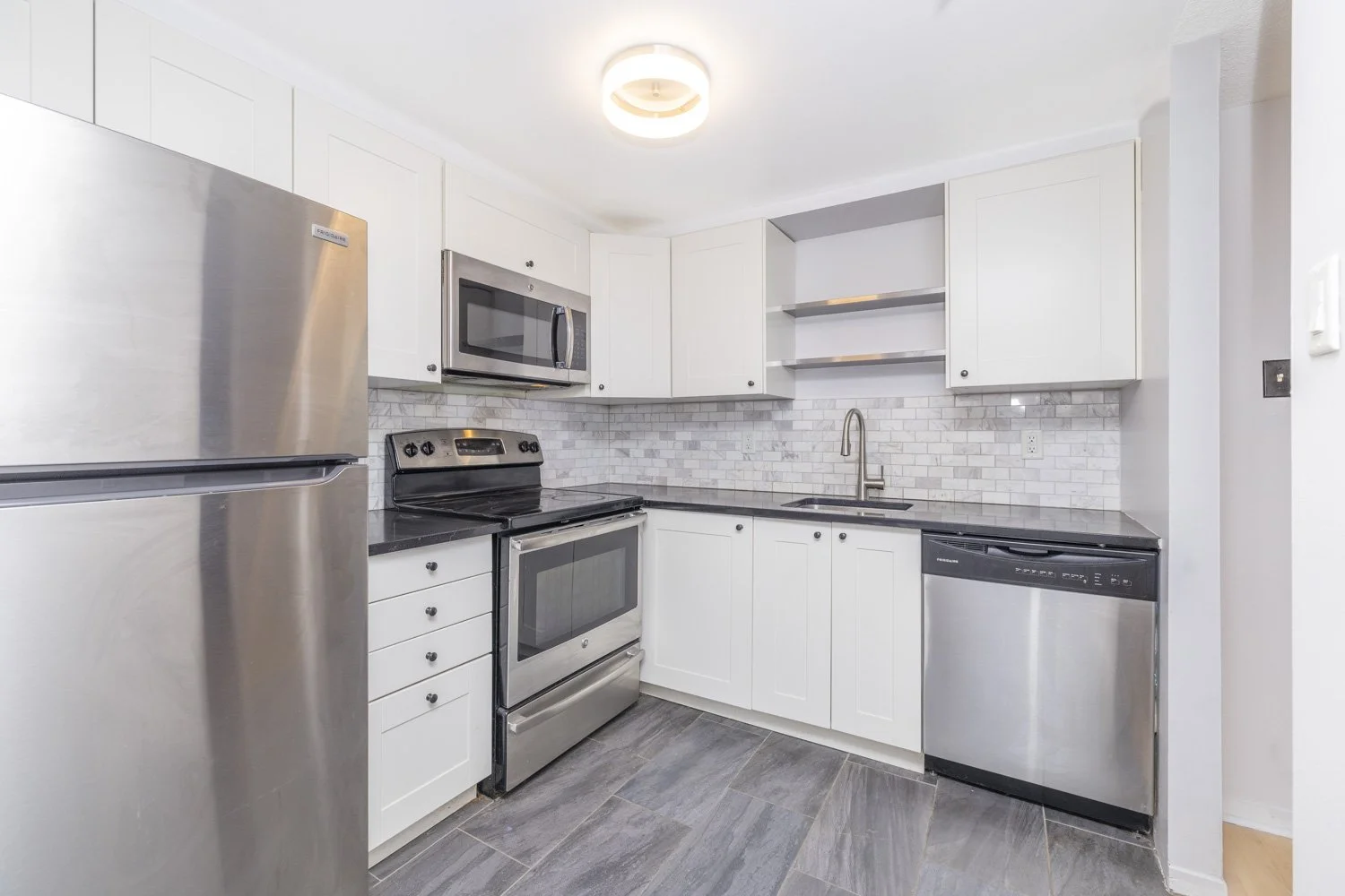 503-420 Lewis - Grant Real Estate - 06.jpg