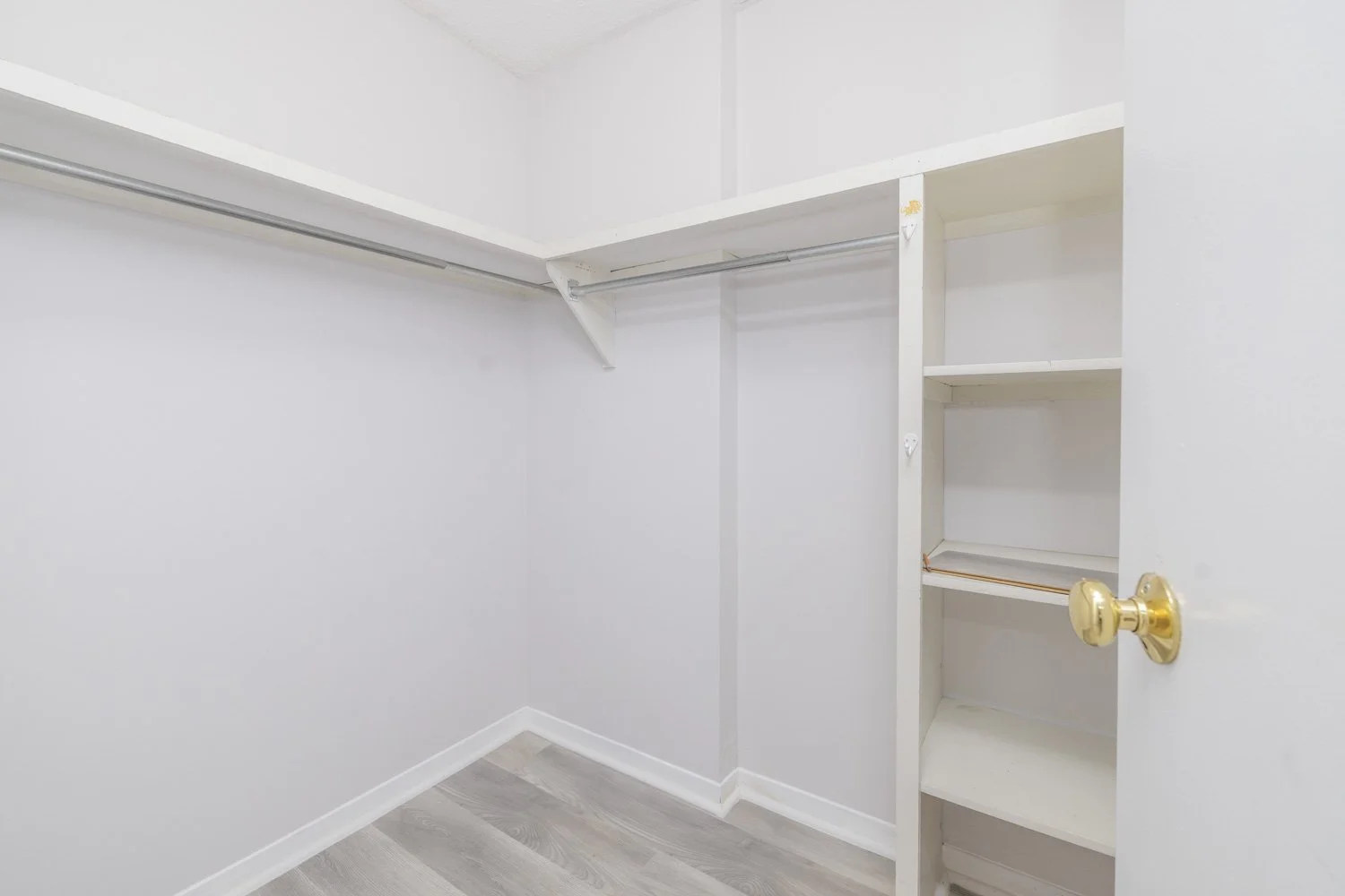 503-420 Lewis - Grant Real Estate - 020.jpg