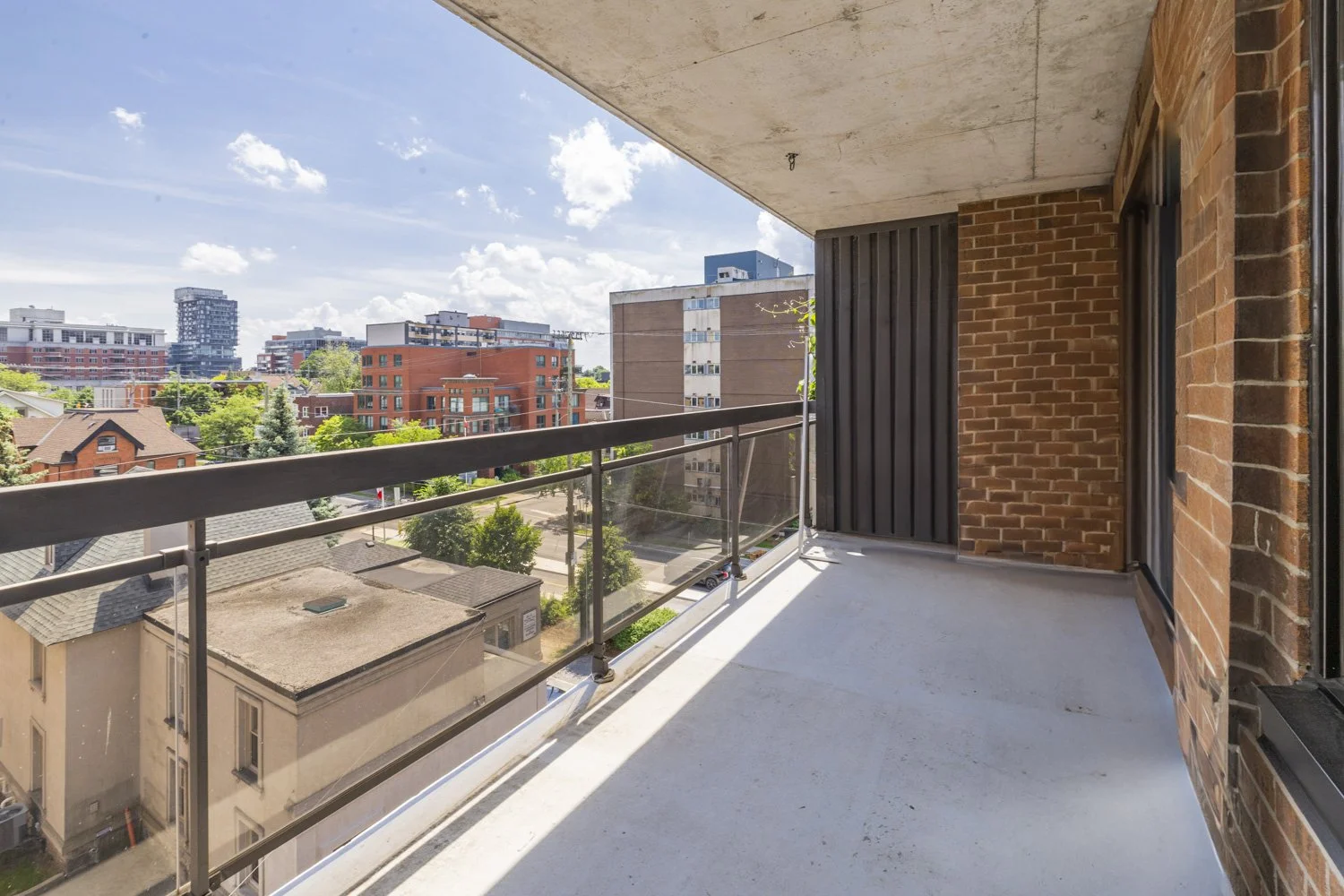 503-420 Lewis - Grant Real Estate - 024.jpg