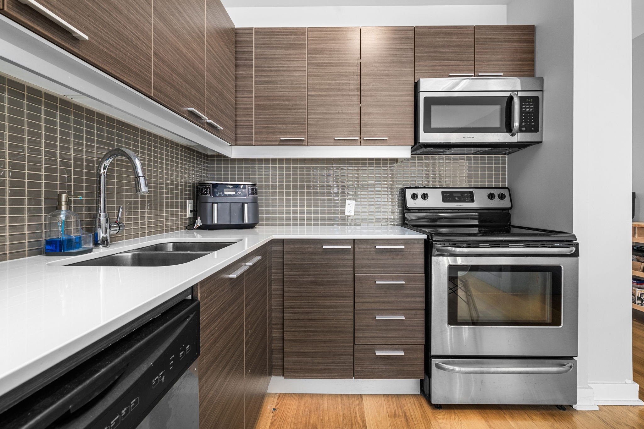 318-354 Gladstone - Grant Real Estate - 07.jpg