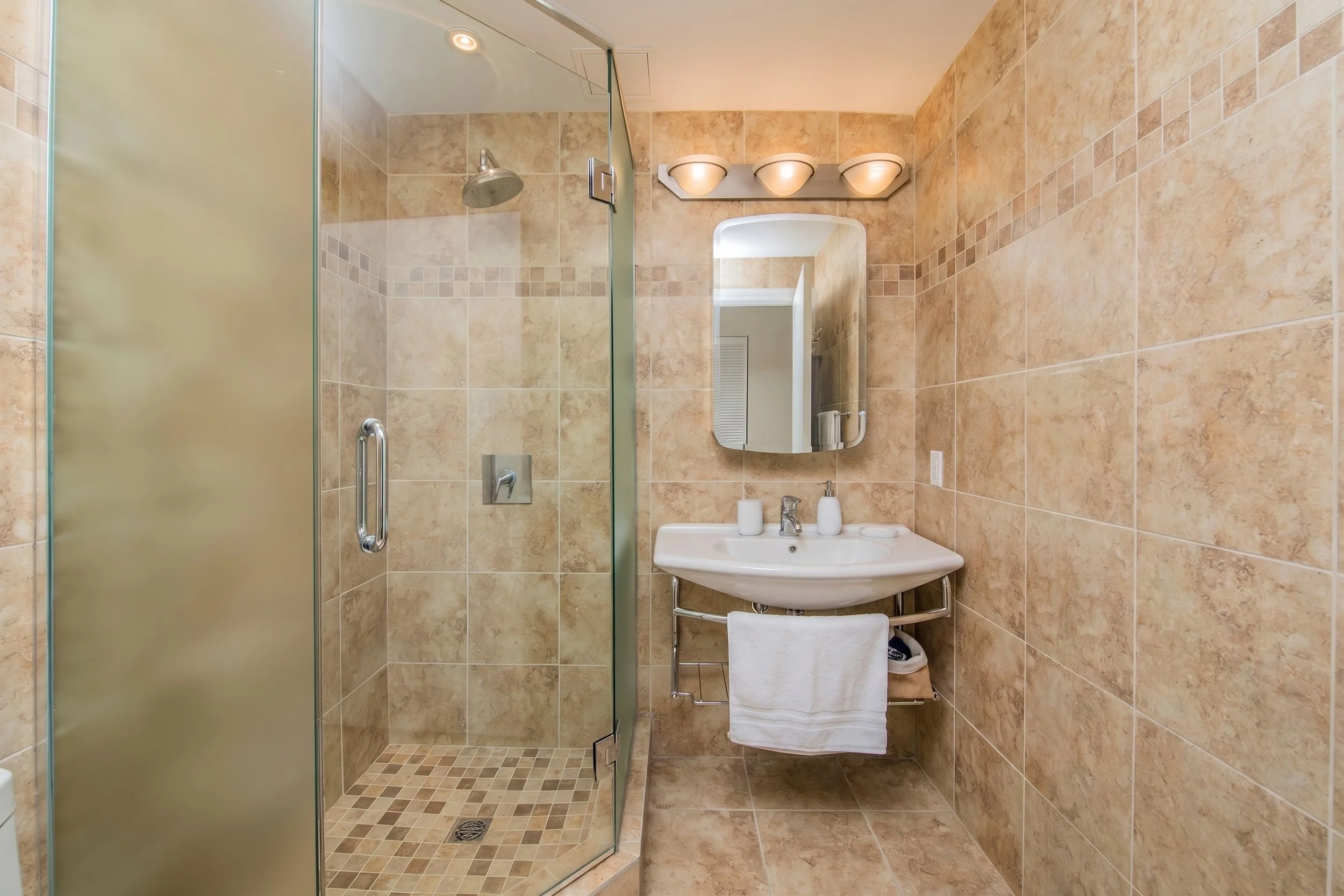 1307-90 George - Grant Real Estate - 018.jpg