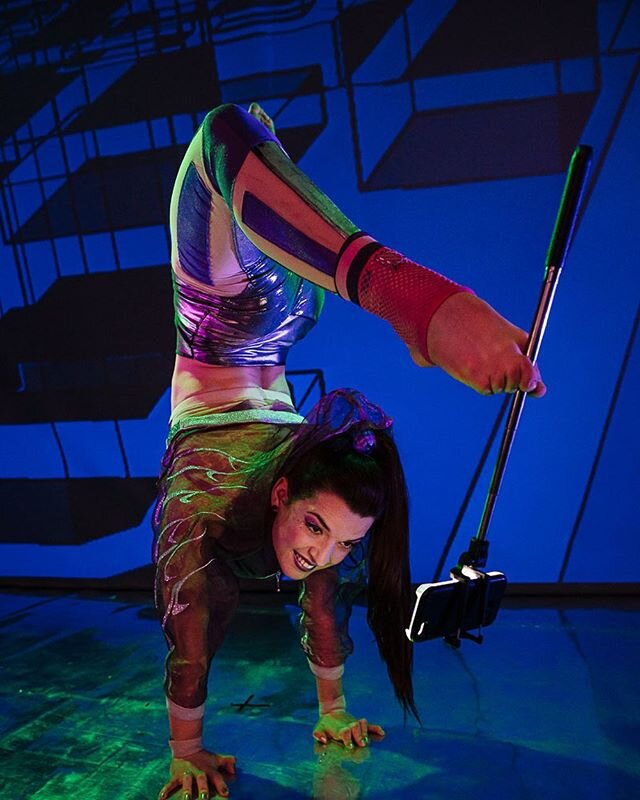 Free as a bird 
She&rsquo;s high as a dove 🕊

Welcoming to the team 
@joesousamartinho 
#selfie #handbalancing 
#basslinecircus #tour #digitalart #kid_x 
Supported by @creativescots 
In association with Feral &amp; @mhz_________