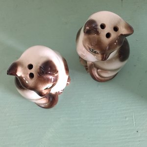 Vintage Ceramic Siamese Cats Salt Pepper Shakers Japan Electric Eye Vintage Thrift