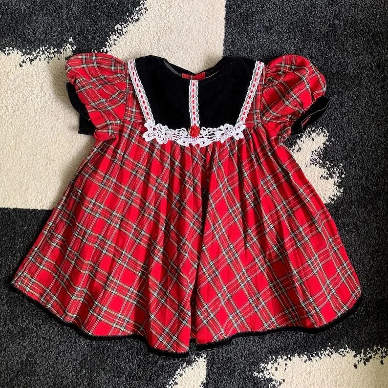 Some adorable baby stuff still available in the Etsy shop. 25% off everything for a few more hours. Link in bio! 
•
•
•
#retrokids #oshkoshbgosh #vintage #vintagebaby #vintageholiday #christmas #vintagebabyshop #etsysale #cybermonday #