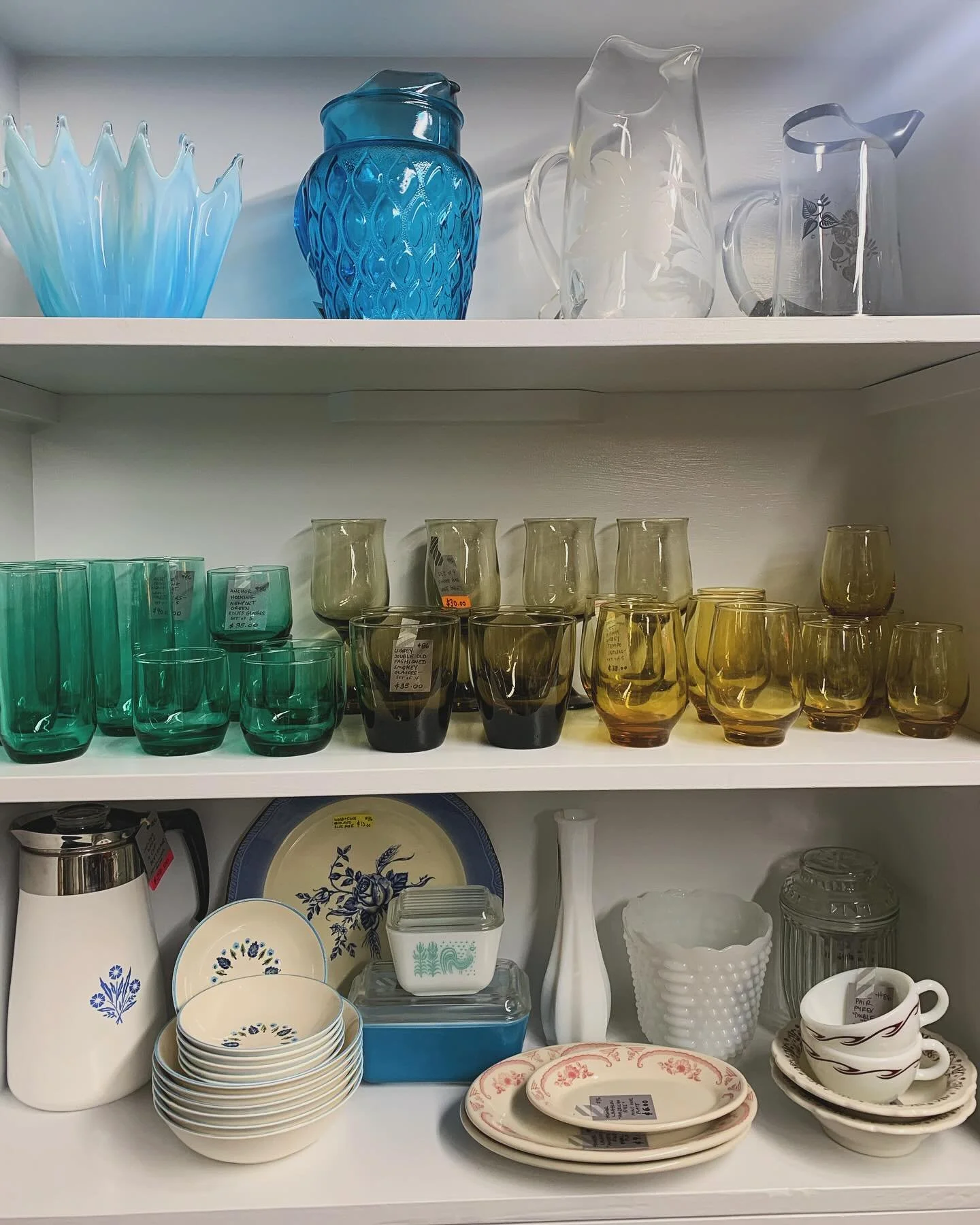 This week’s booth refresh 🖤
•
•
•
#vintage #vintageglass #fostoria #decanter #artglass #winedecanter #handblownglass #anchorhocking  #restaurantware #pyrex #valentine #corningware #milkglass #unicorntapestries