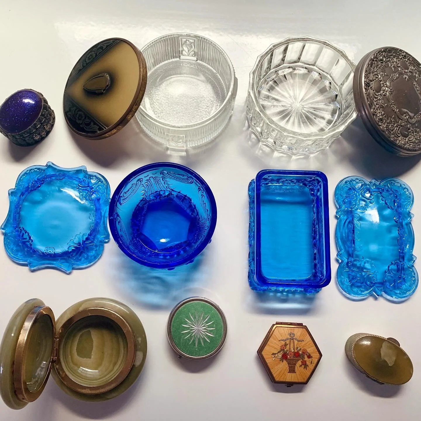 Beautiful collection of vanity items🪞Anyone have a favorite? ✨
•
•
•
•
#artdeco #vanity #vanityset #cobaltglass #trinketbox #smalls #marble #vintage #midcentury #artglass #beauty