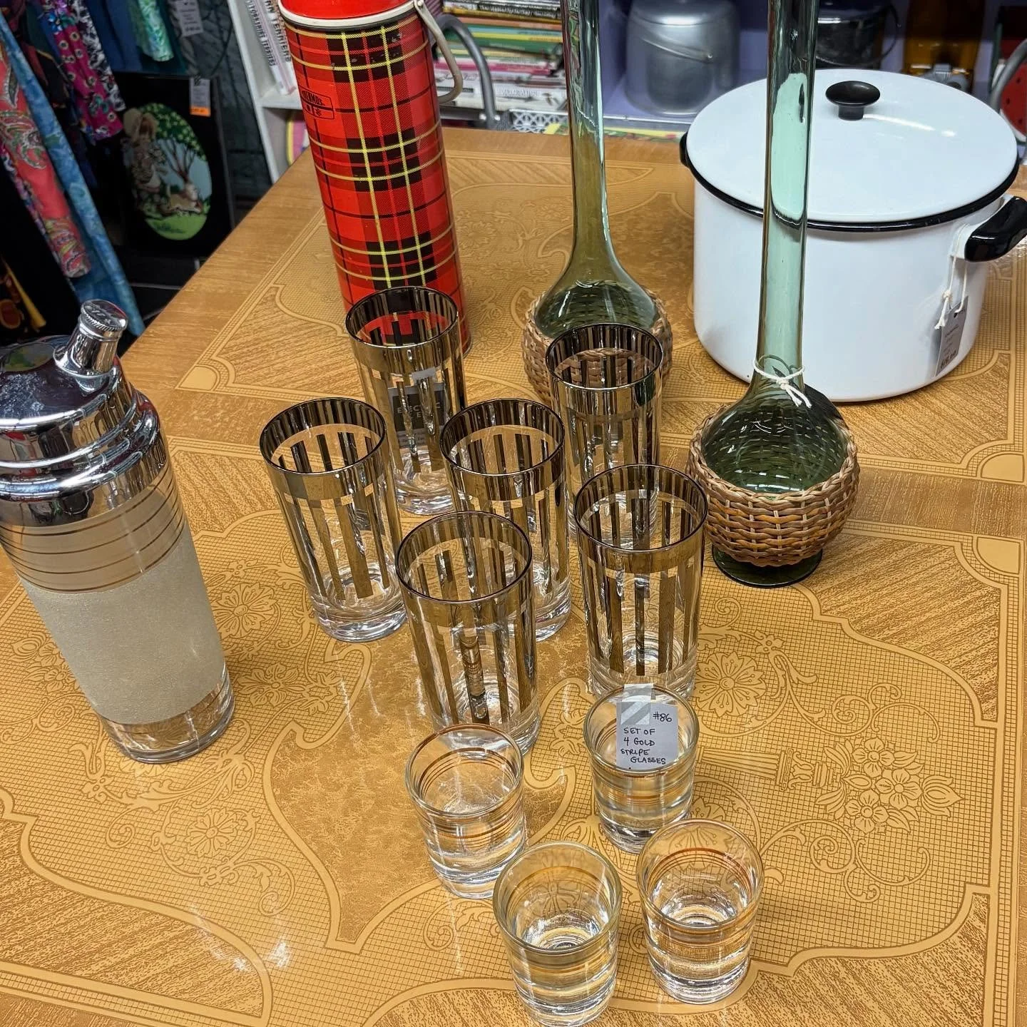 A little Fall refresh at the booth @nvewarehouse Special thanks to my helpers 💪🏼 #vintage #vintagehome #falldecor #vintagebarware #fallstyle #shopsmall #nvewarehouse