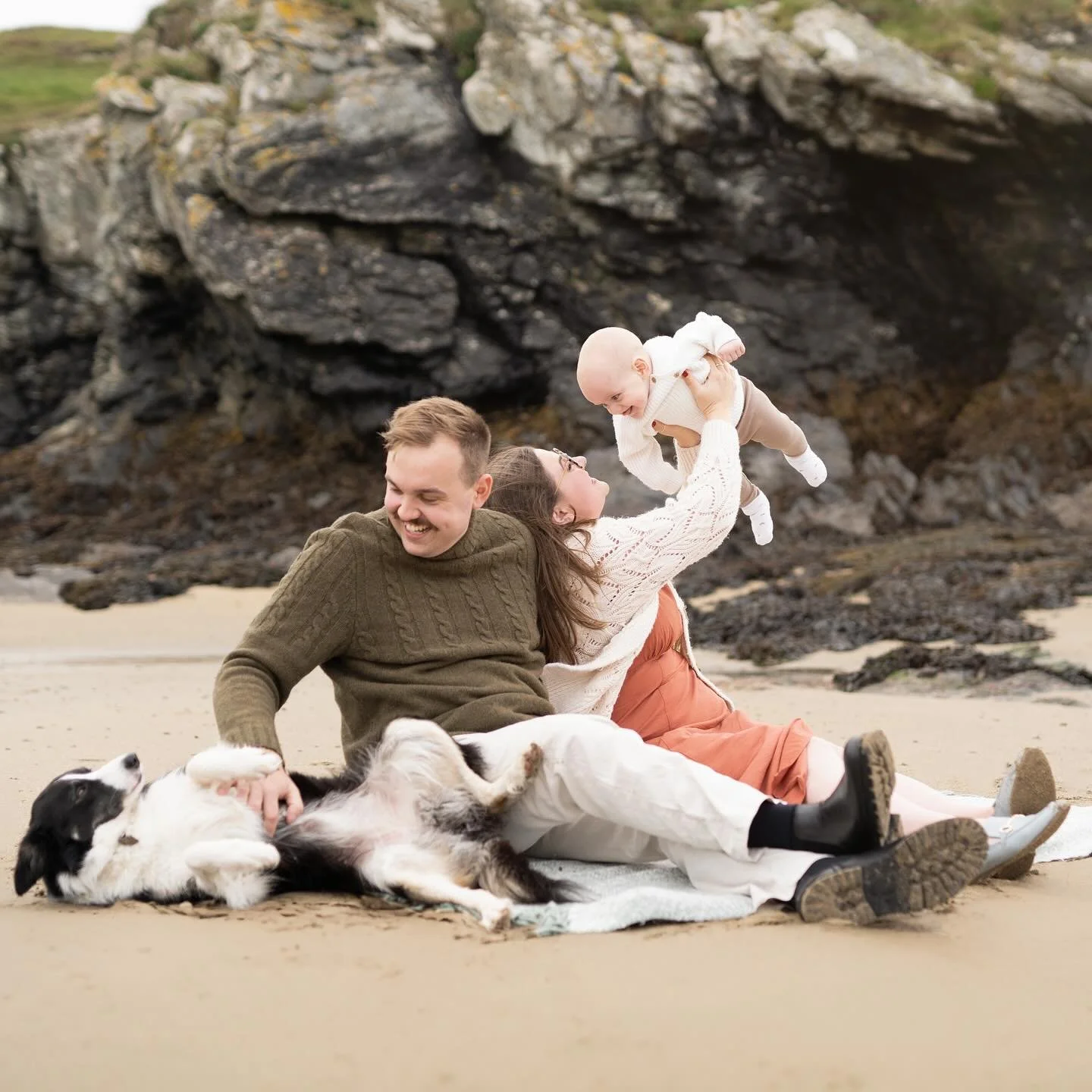 Beach Shoot, but make it autumn 🍂 
swipe to the end to see why you shouldn’t trust me when it comes to the tide (and why you should definitely heed the advice in the Welcome Guide to bring spare clothes) 🤭
i think we can all agree that my c