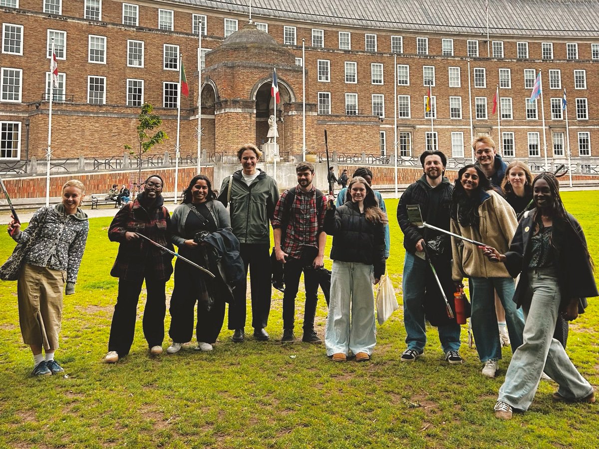 Volunteers from Metro Church join in with A mIllion Acts of Hope in Bristol