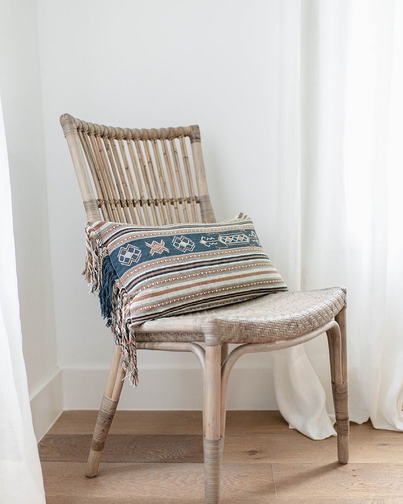 Fringed with playful tassels, this is the pillow that elevates your curated textile collection. Handwoven on the island of Timor, Indonesia on a traditional floating loom using ancestral Ayotupas weaving traditions. And how good are these earth tones